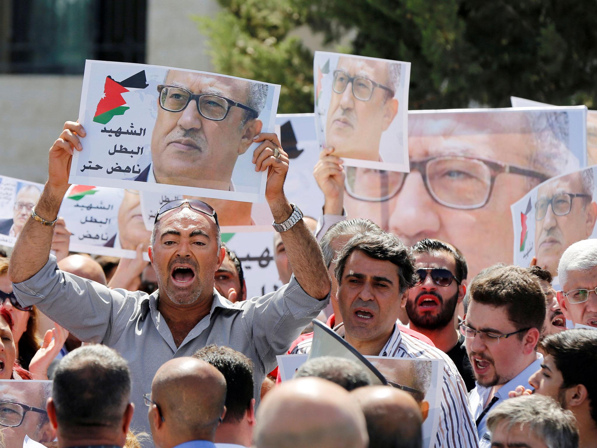 Relatives and activist friends of Nahed Hattar held a sit-in in front of the prime minister's building in Amman after his death