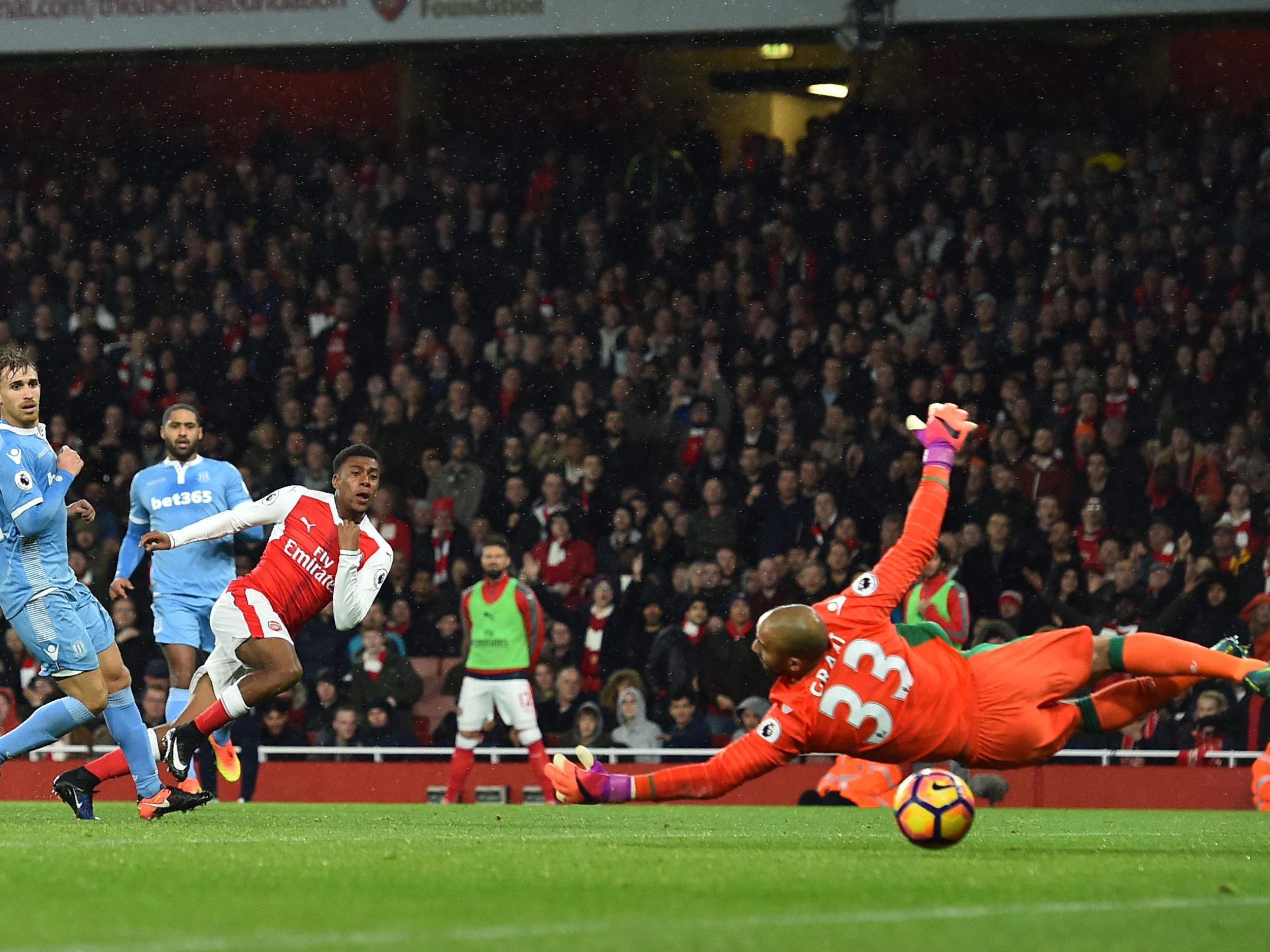 Alex Iwobi sidefoot finish gives the Gunners their third goal