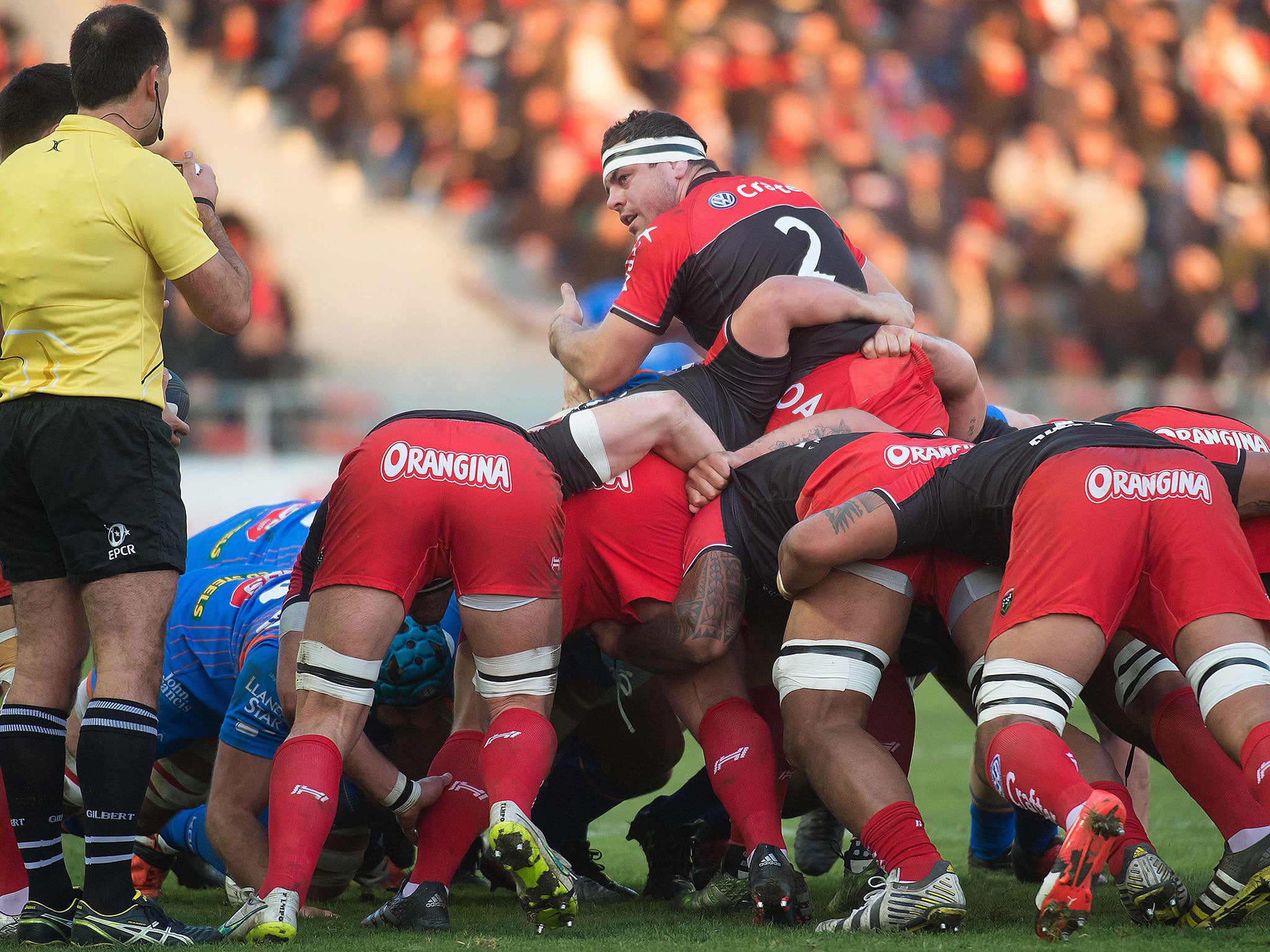 Toulon's French hooker Guilhem Guirado pops up during a scrum