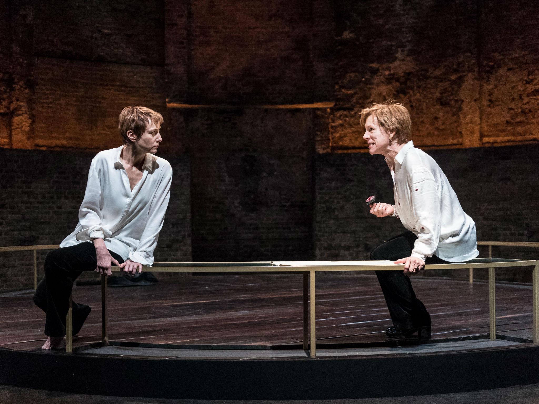 Lia Williams as Mary Stuart and Juliet Stevenson as Elizabeth I in ‘Mary Stuart’