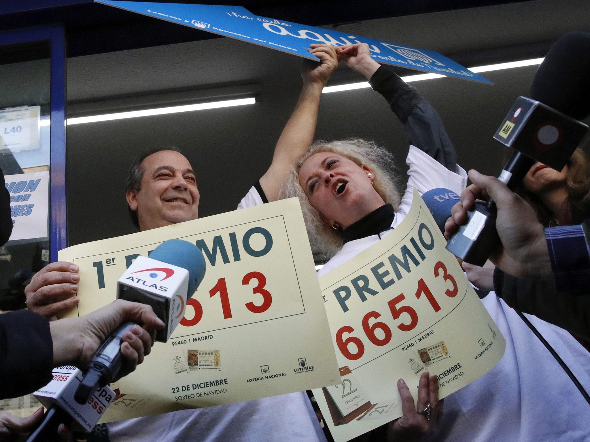 Owners of a lottery shop celebrate after selling the lottery ticket 66513 winner of the jackpot of El Gordo (The Fat One) lottery in Madrid, Spain, 22 December, 2016