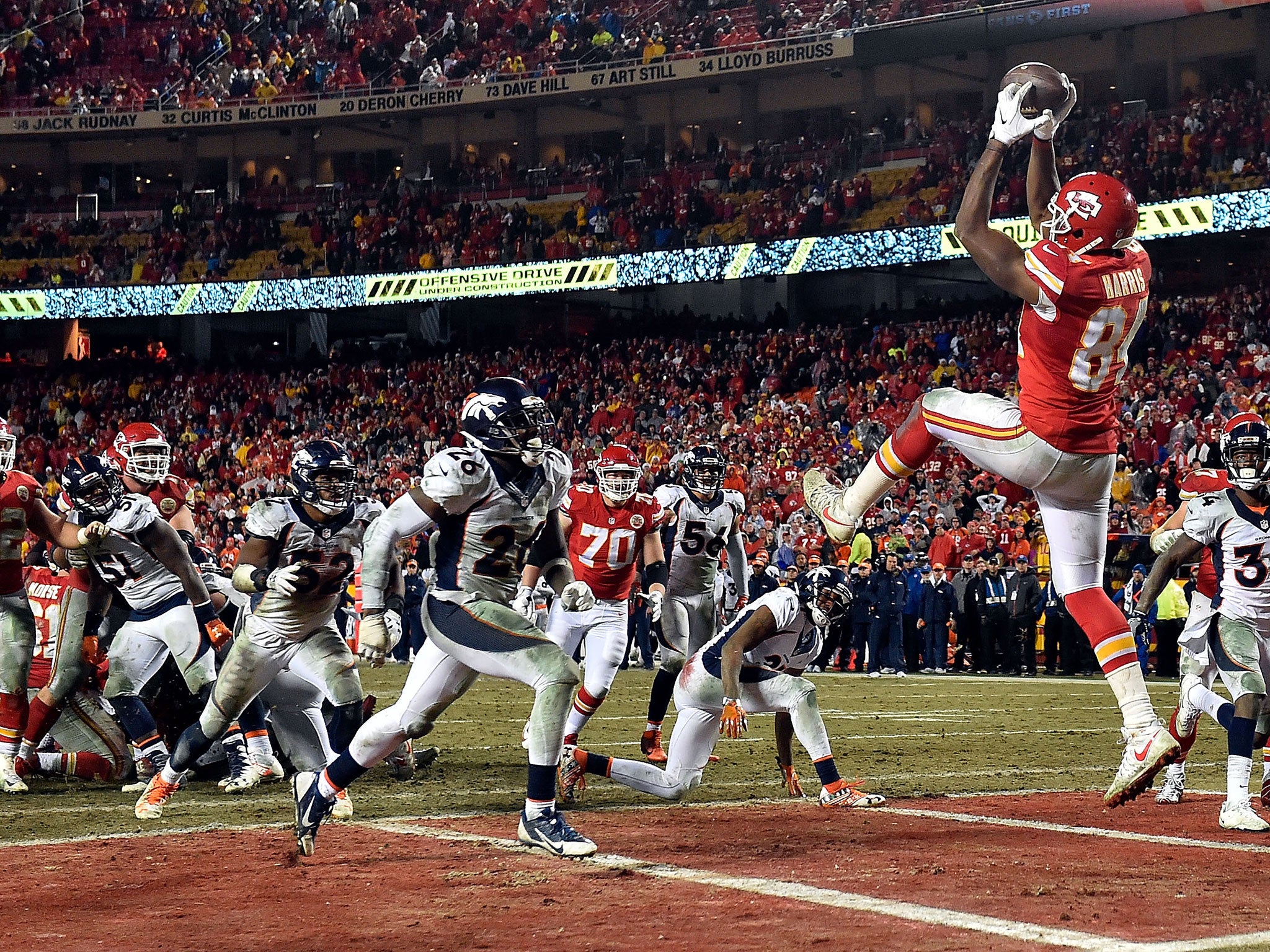 Demetrius Harris catches a pass for a touchdown