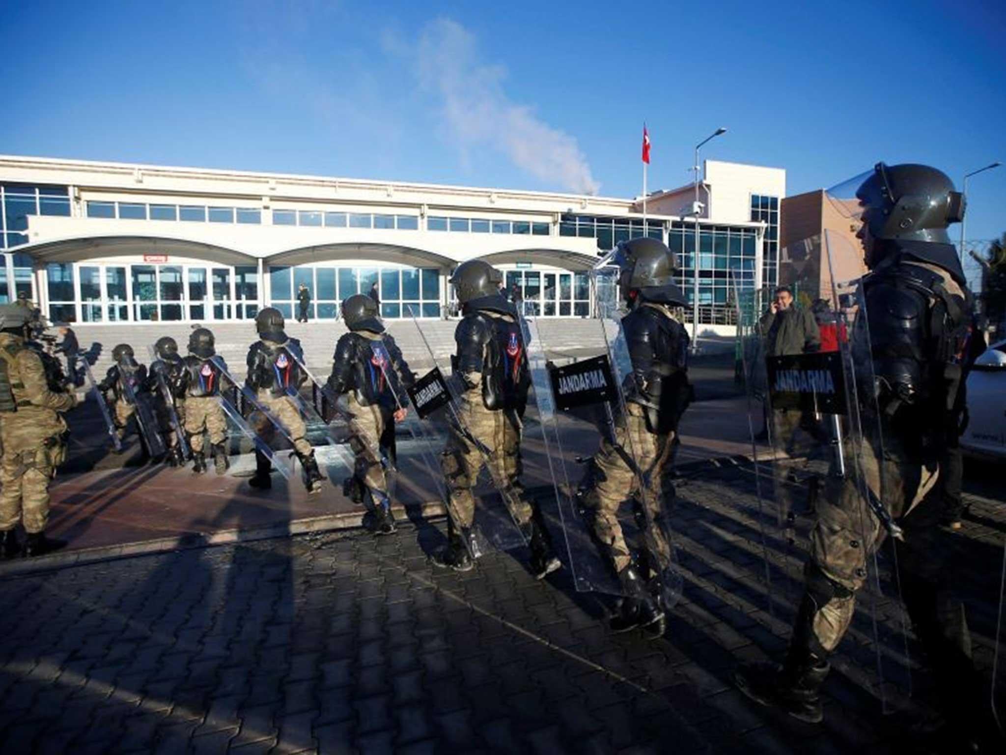 Armed soldiers outside of the courthouse in Istanbul