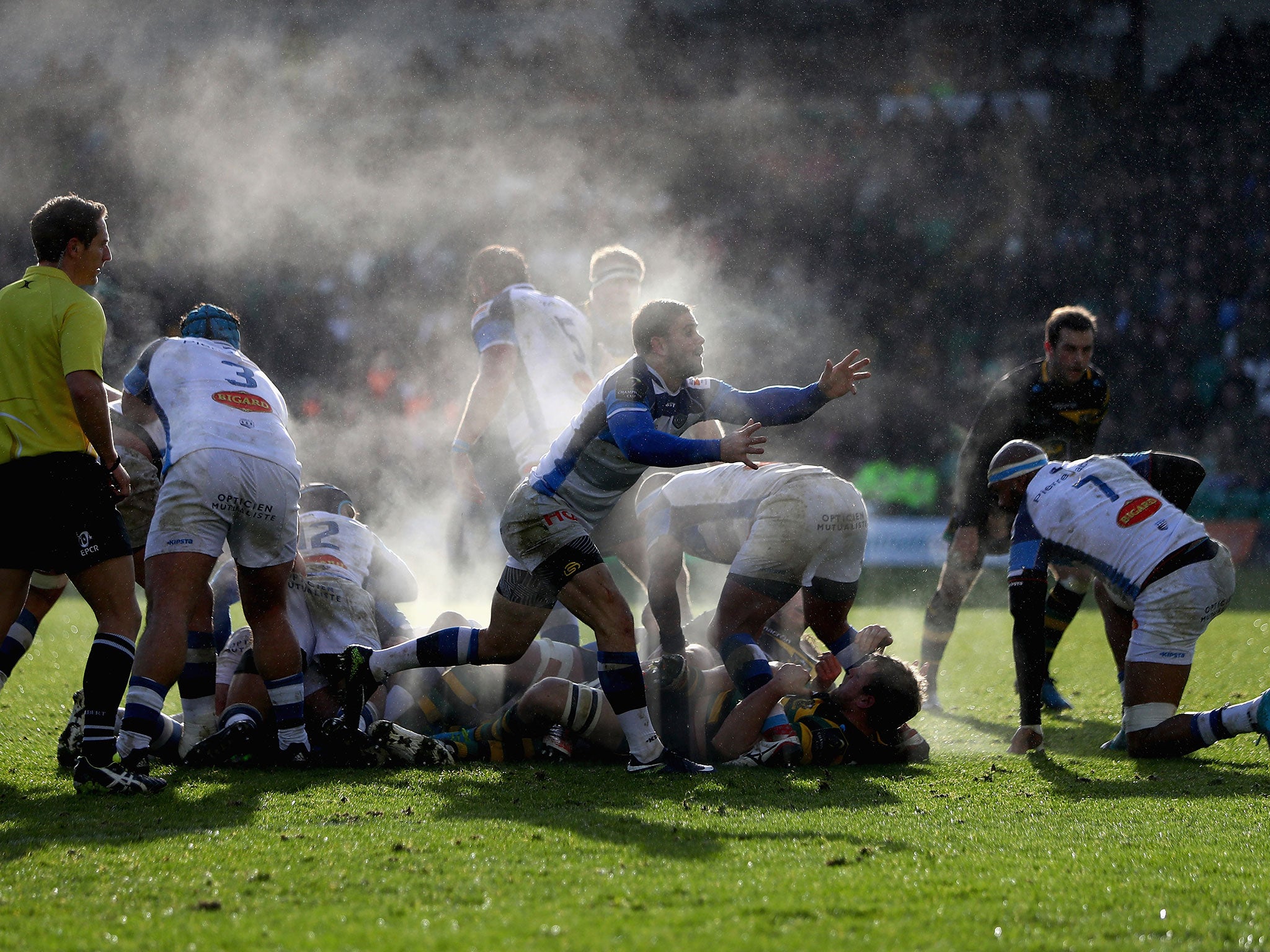 Rory Kockott distributes from a ruck for the visitors