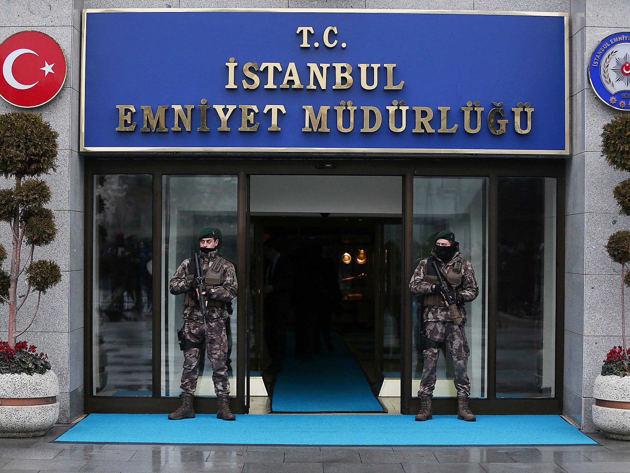 Turkish police officers stand guard at Istanbul's headquarters following a news conference regarding the arrest of a suspect of New Year's nightclub attack, in Istanbul