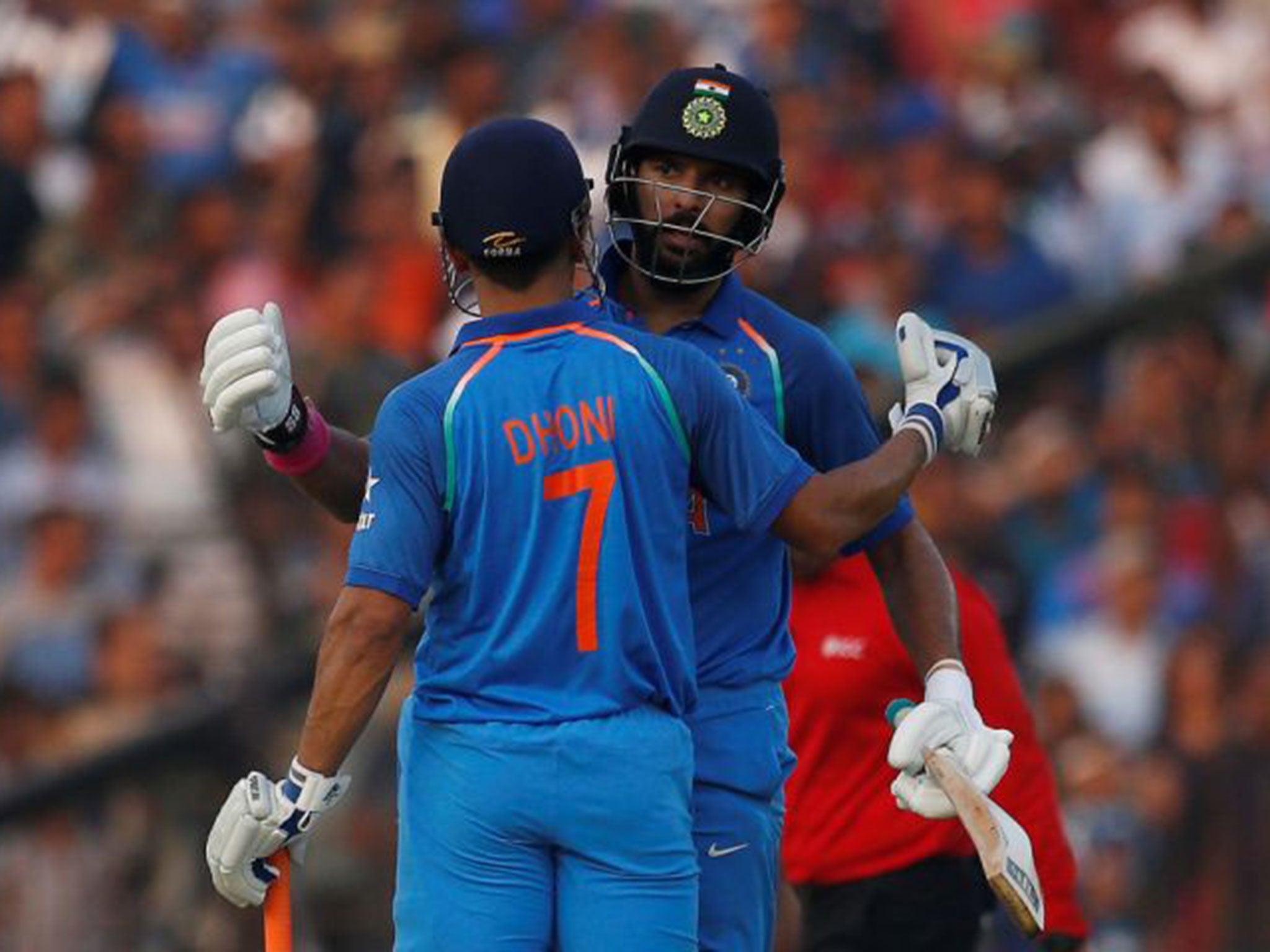 MS Dhoni congratulates Yuvraj Singh after he passed 100