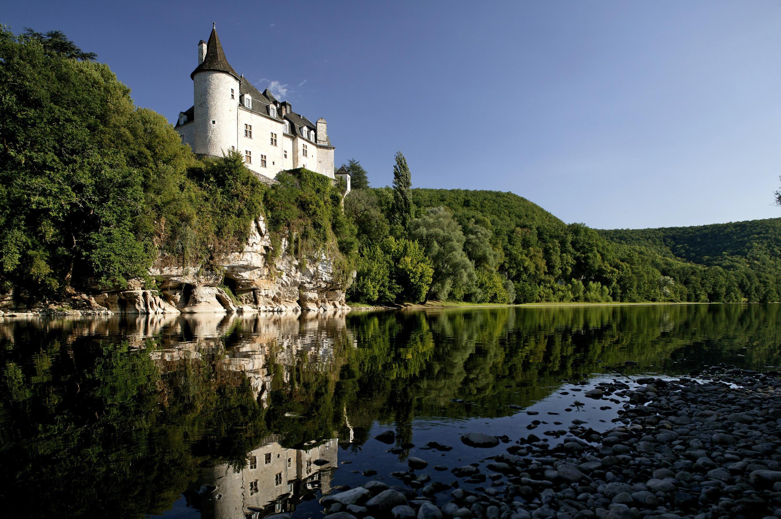 Sleep beside the Dordogne at the Chateau de la Treyne (Chateau de la Treyne)