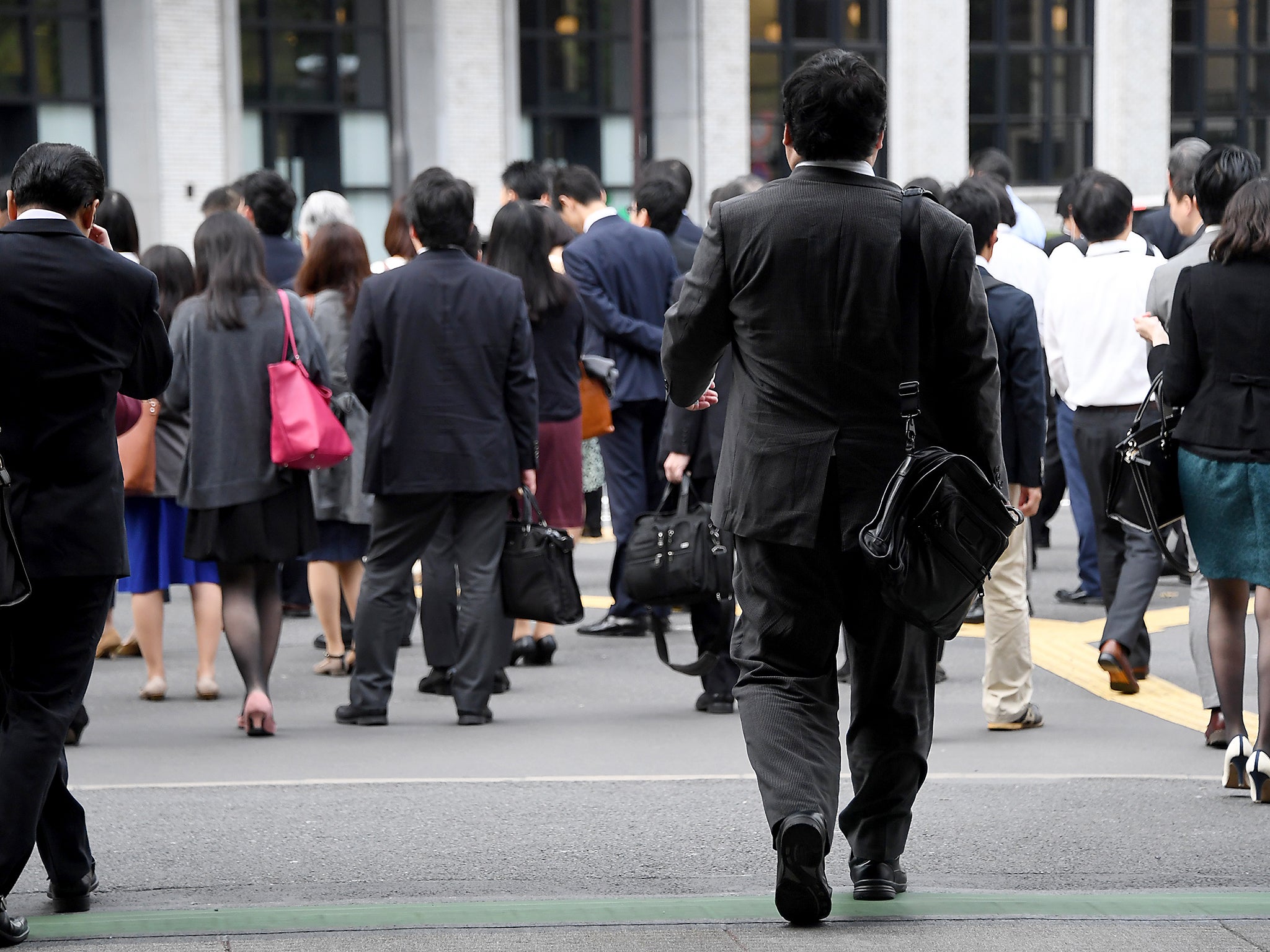 Commuters/Workers walk toward their offices in Tokyo (Getty Images)