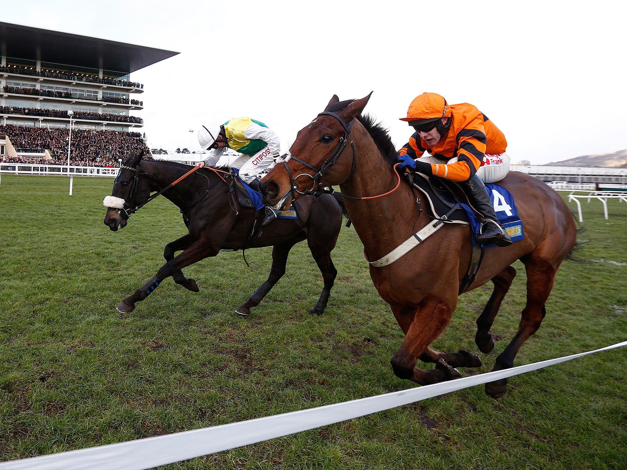 Many Clouds (right) fought back to see off the challenge of Thistlecrack