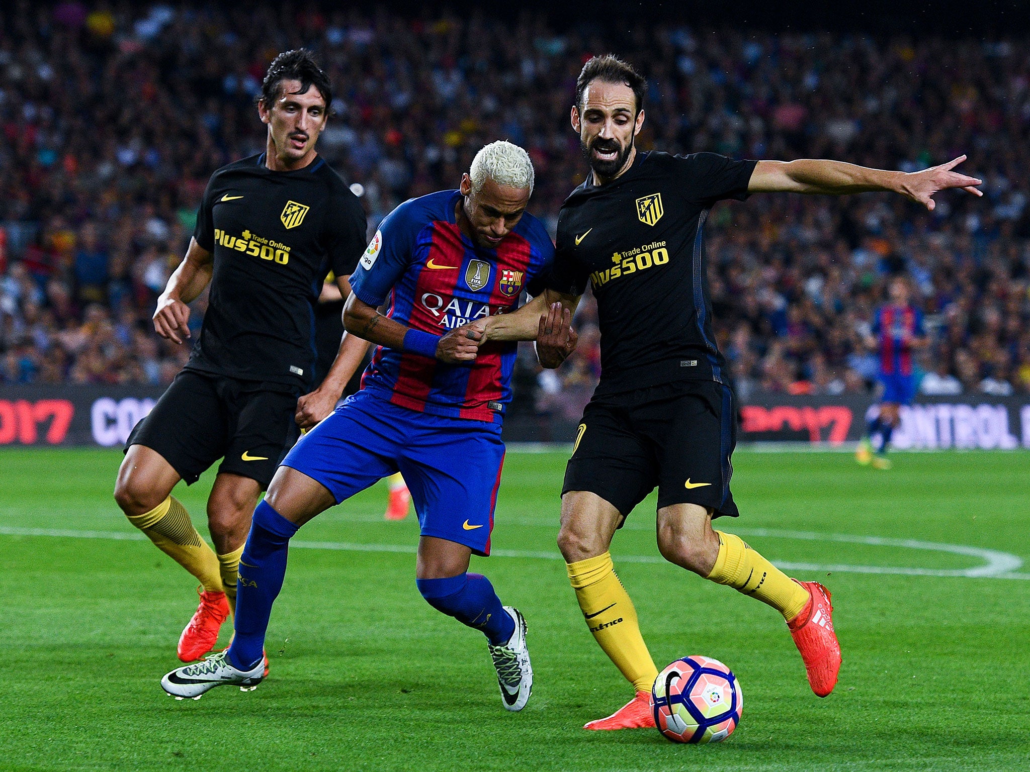 Atletico Madrid and Barcelona go head to head at Vicente Calderon