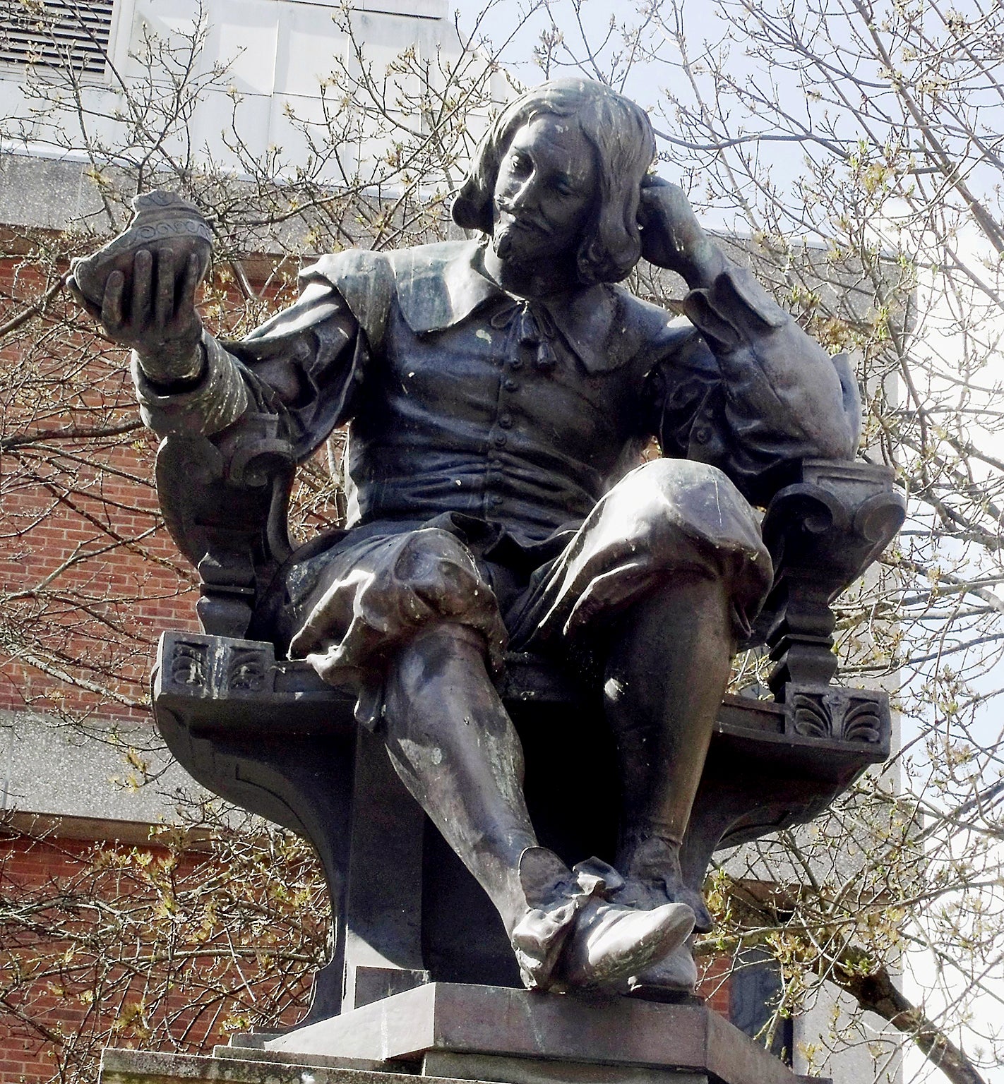 Statue of Sir Thomas Browne in Norwich city centre