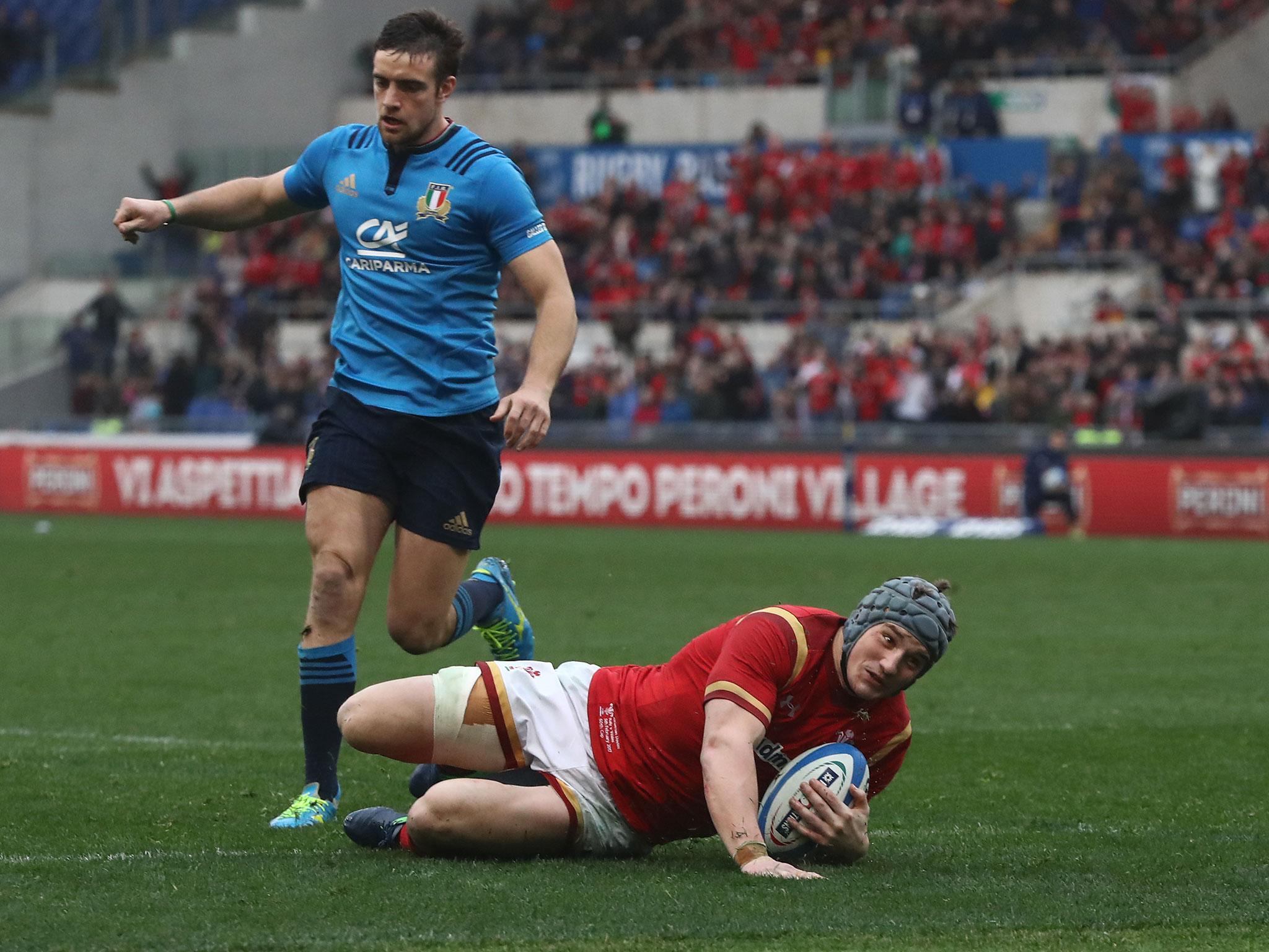 Jonathan Davies scores a try for Wales against Italy