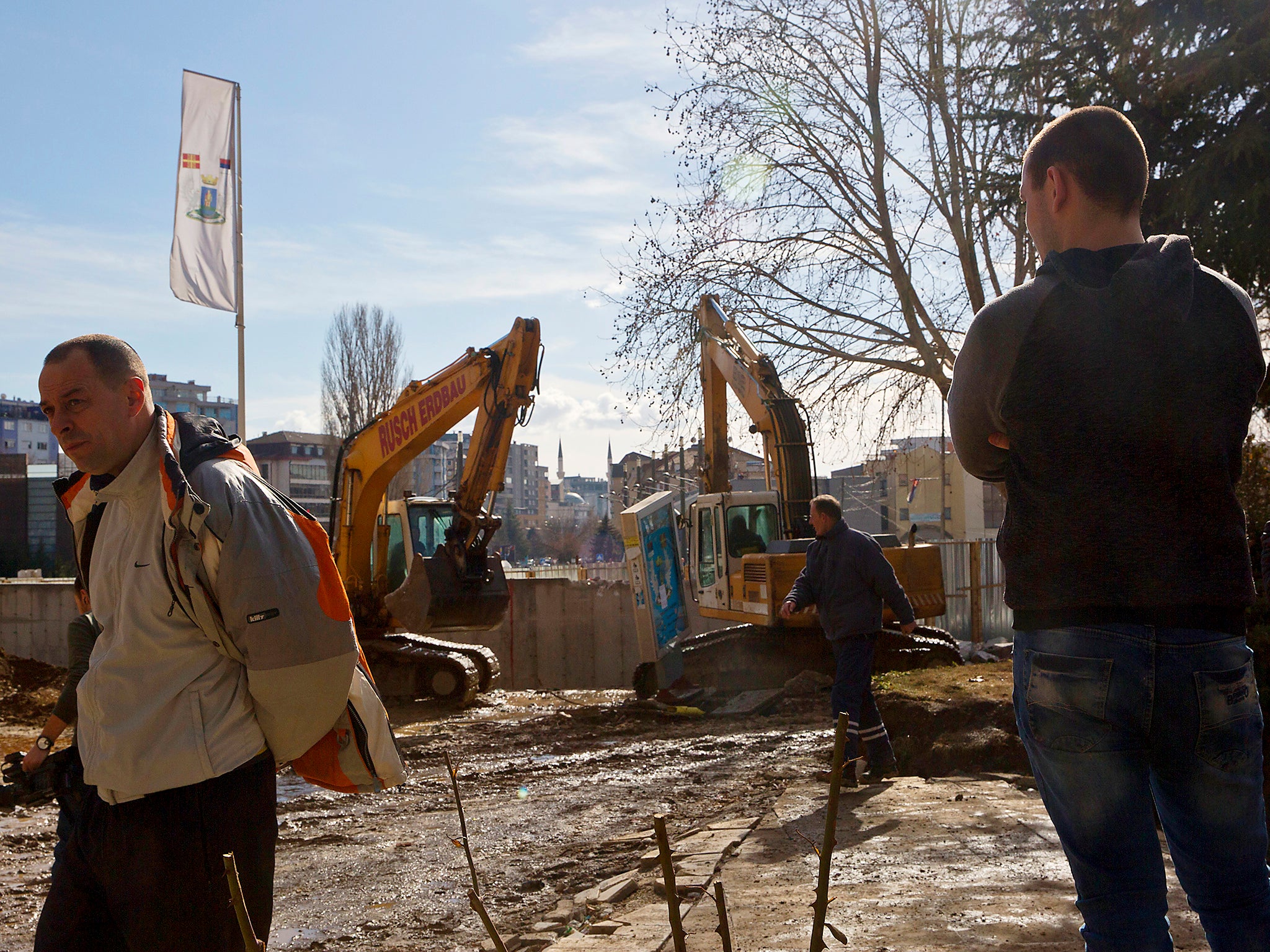 &#13;
Kosovo Serbs look as bulldozers tear down a concrete wall erected in the northern city of Mitrovica , that has provoked tensions between Kosovo and neighboring Serbia. The wall removal followed an agreement between the government with the country's ethnic Serb minority, facilitated by the European Union and the United States embassy &#13;