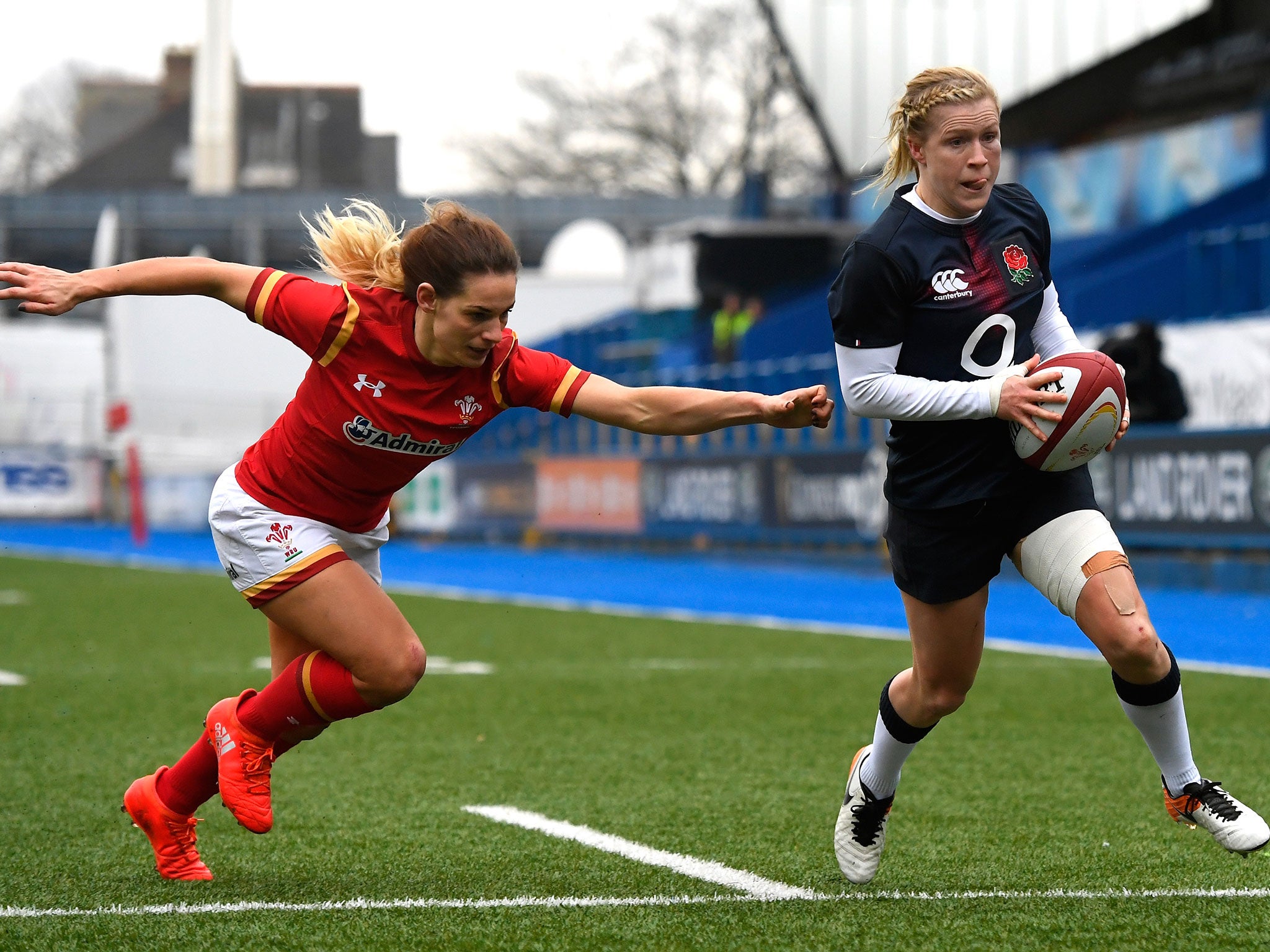 Danielle Waterman run's in a try for England