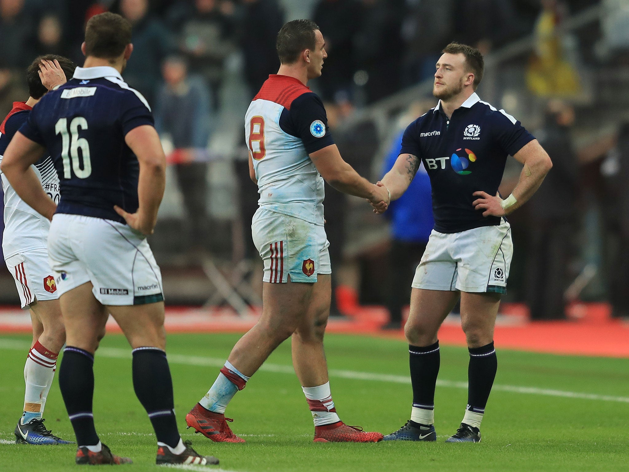 Louis Picamoles shakes hands with Stuart Hogg