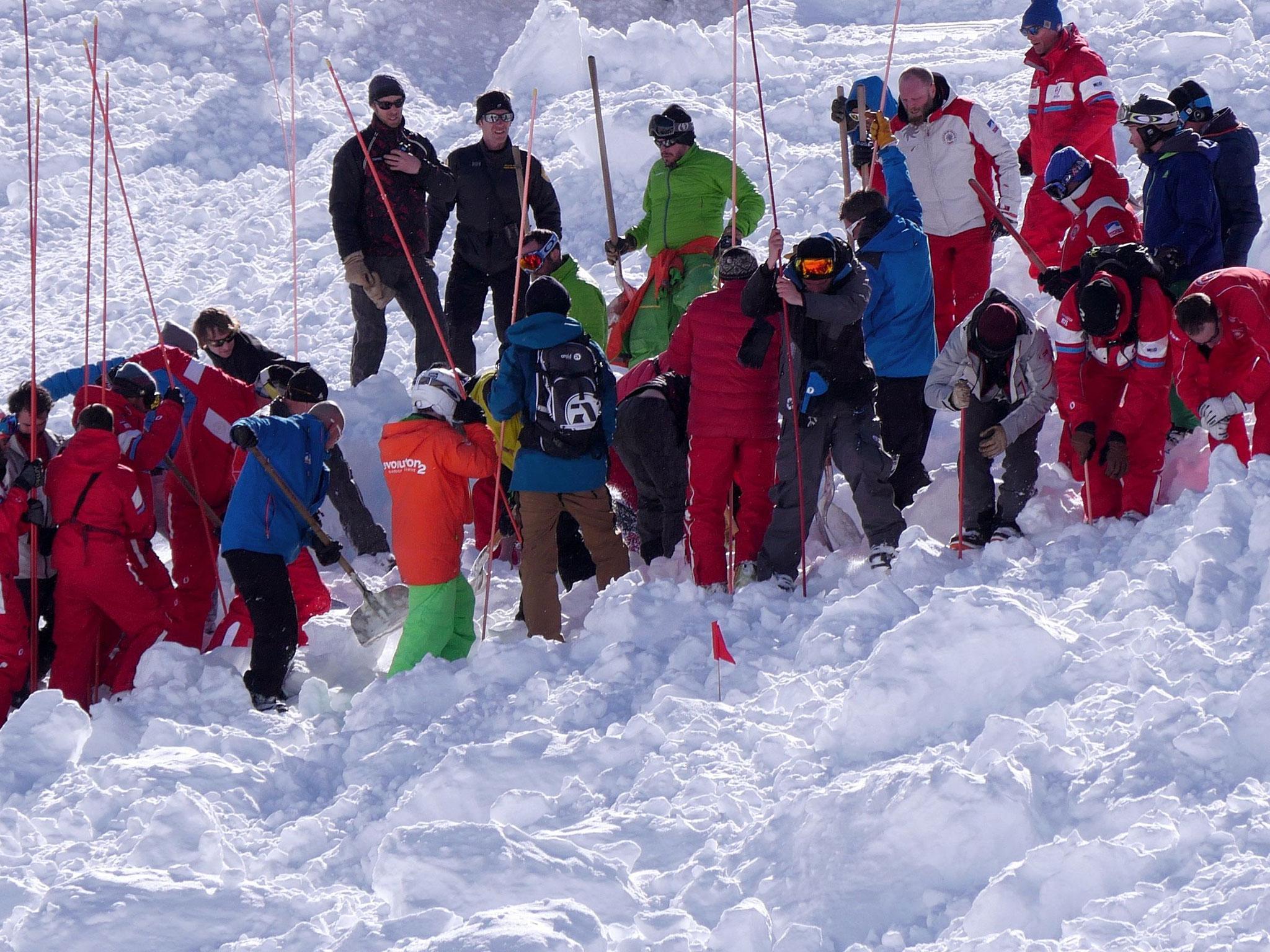 Rescue teams search for the missing skiiers