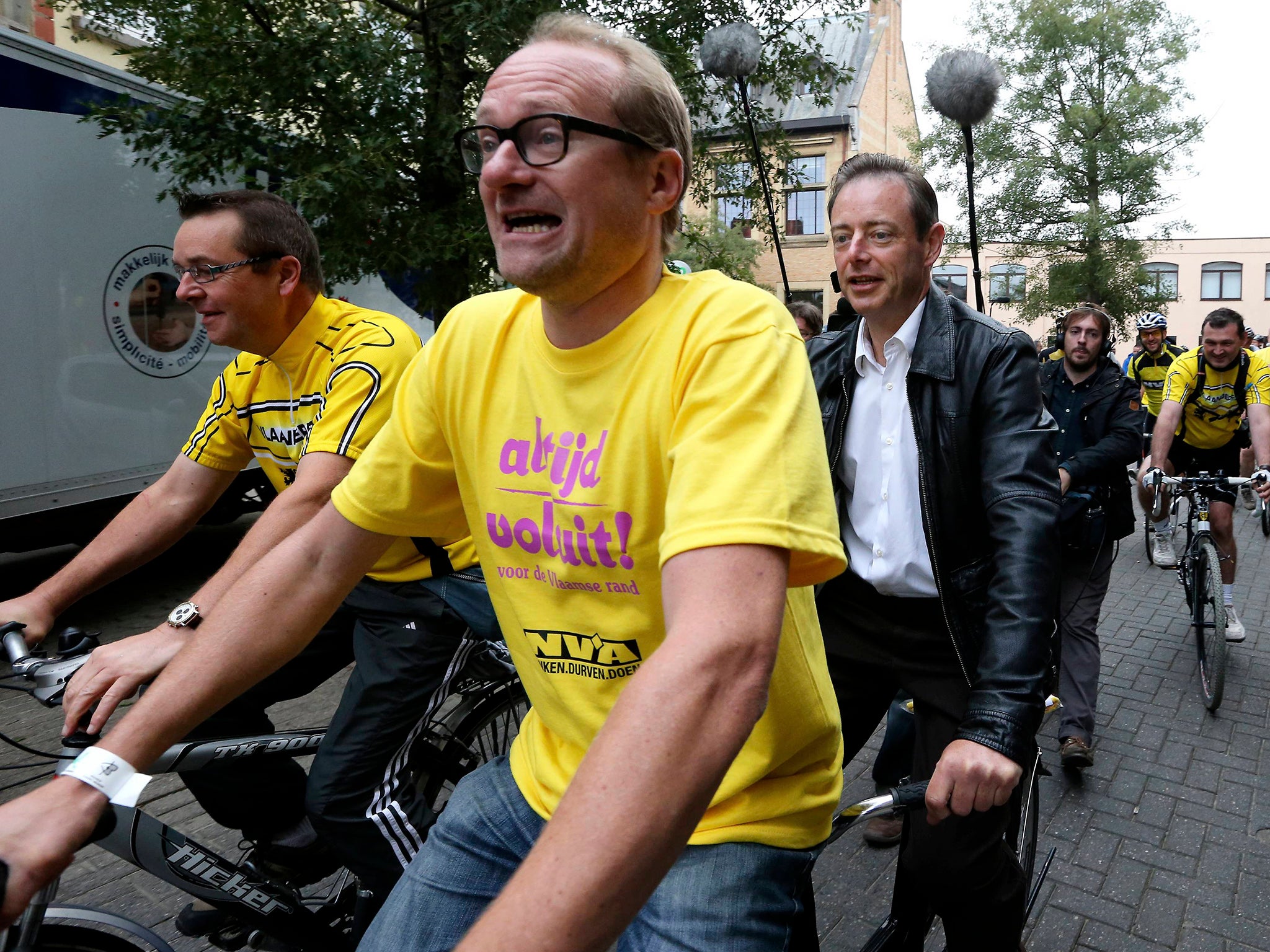 Mobility minister Ben Weyts (centre) was en route to a cycling event when his own bike was taken