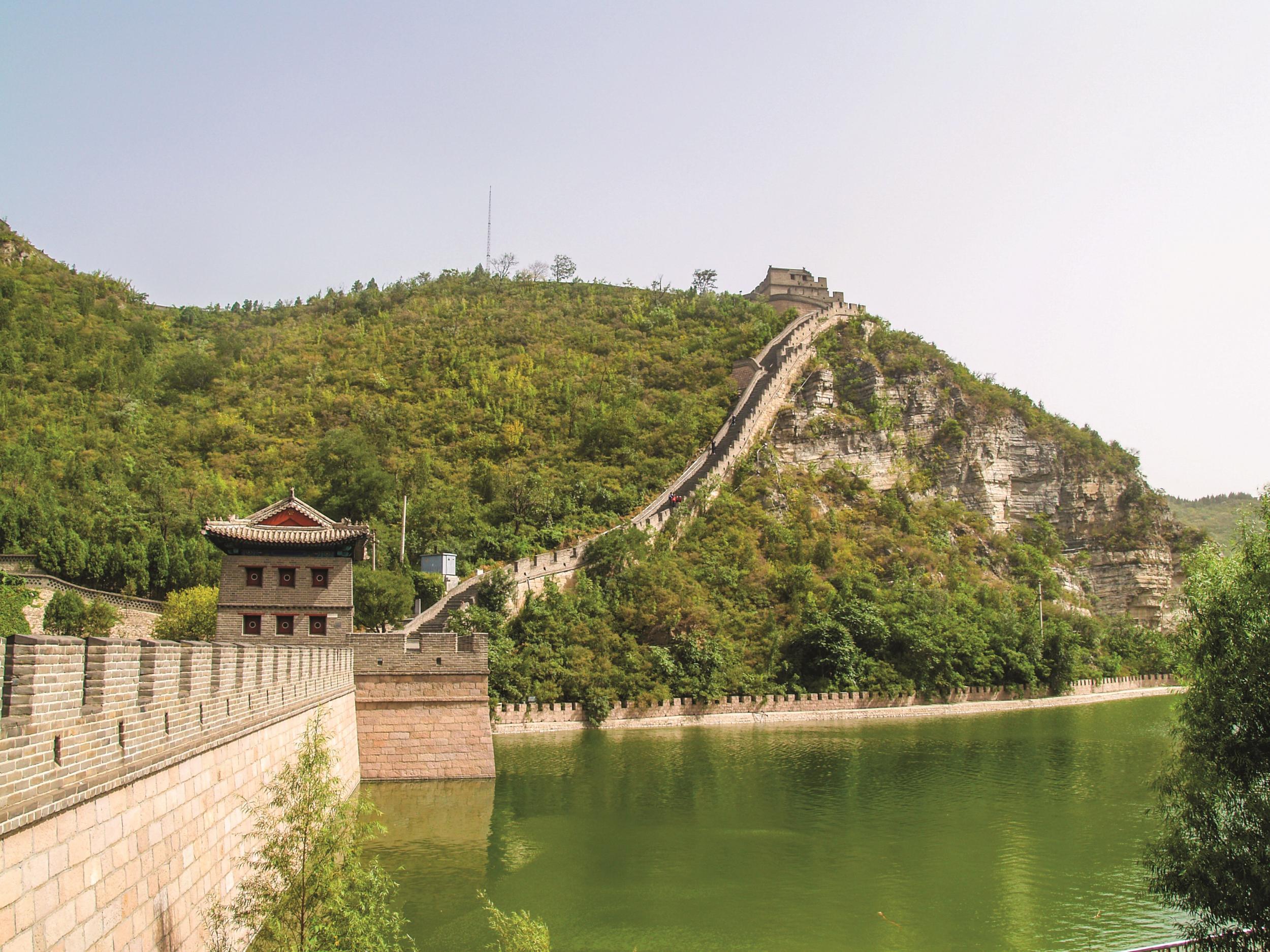 The Huanghucacheng section is reflected in a lake at the bottom