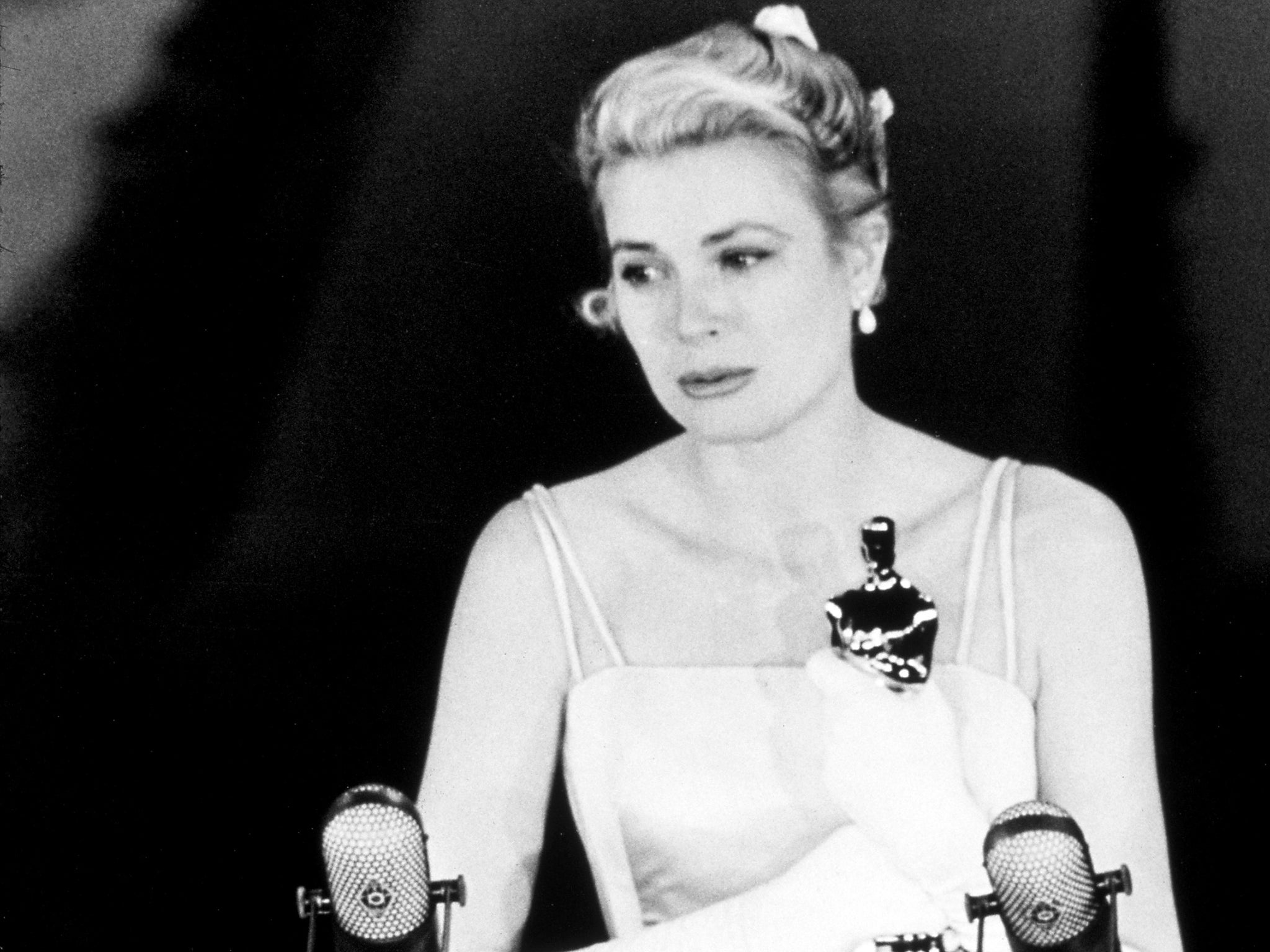 Grace Kelly picks up her Oscar for ‘Country Girl’ in 1954