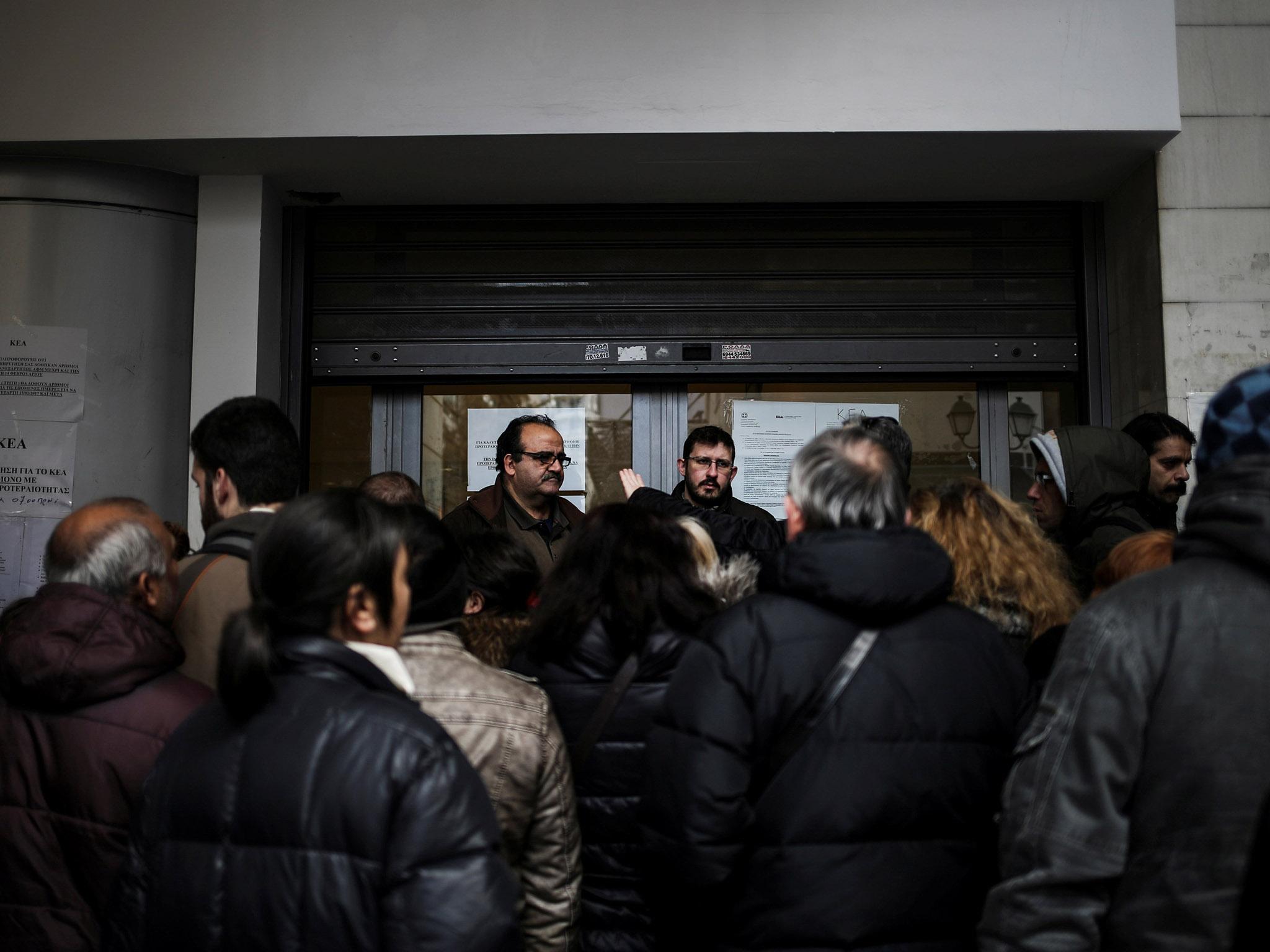 People line up to apply for a social benefit from the Directorate of Social Welfare and Health