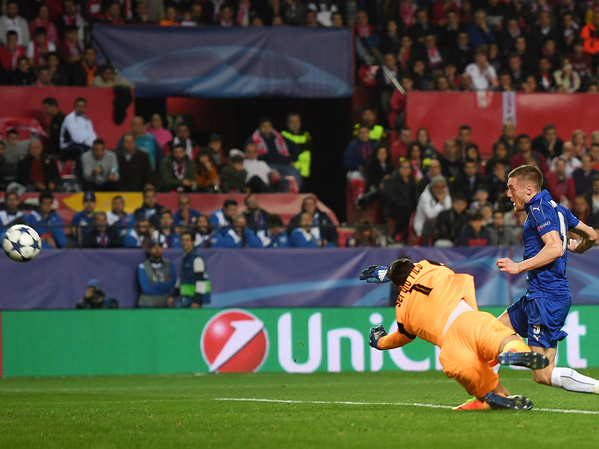 Jamie Vardy finishes from close range to clinch a vital away goal for the Foxes