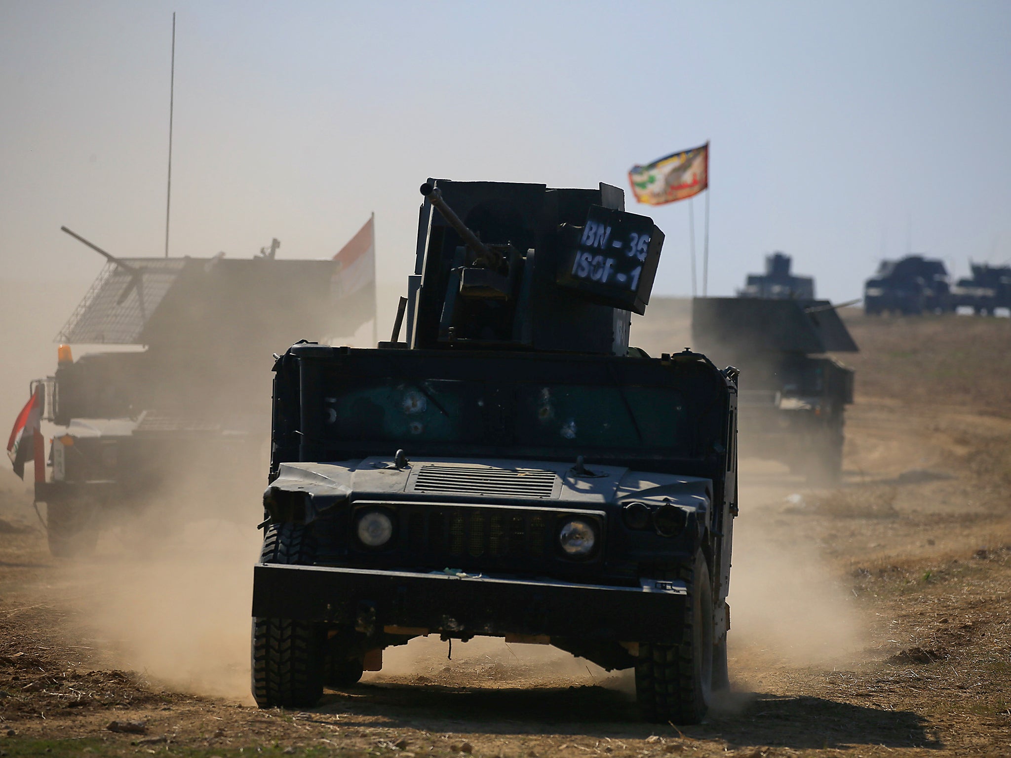 Counter-terrorism service (CTS) troops advance towards Ghazlani military complex, south of Mosul, Iraq