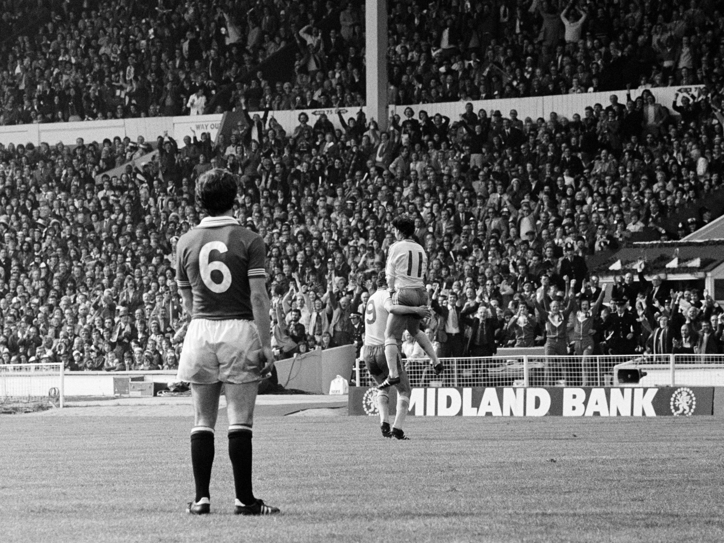 Stokes (11) celebrates his goal with Peter Osgood