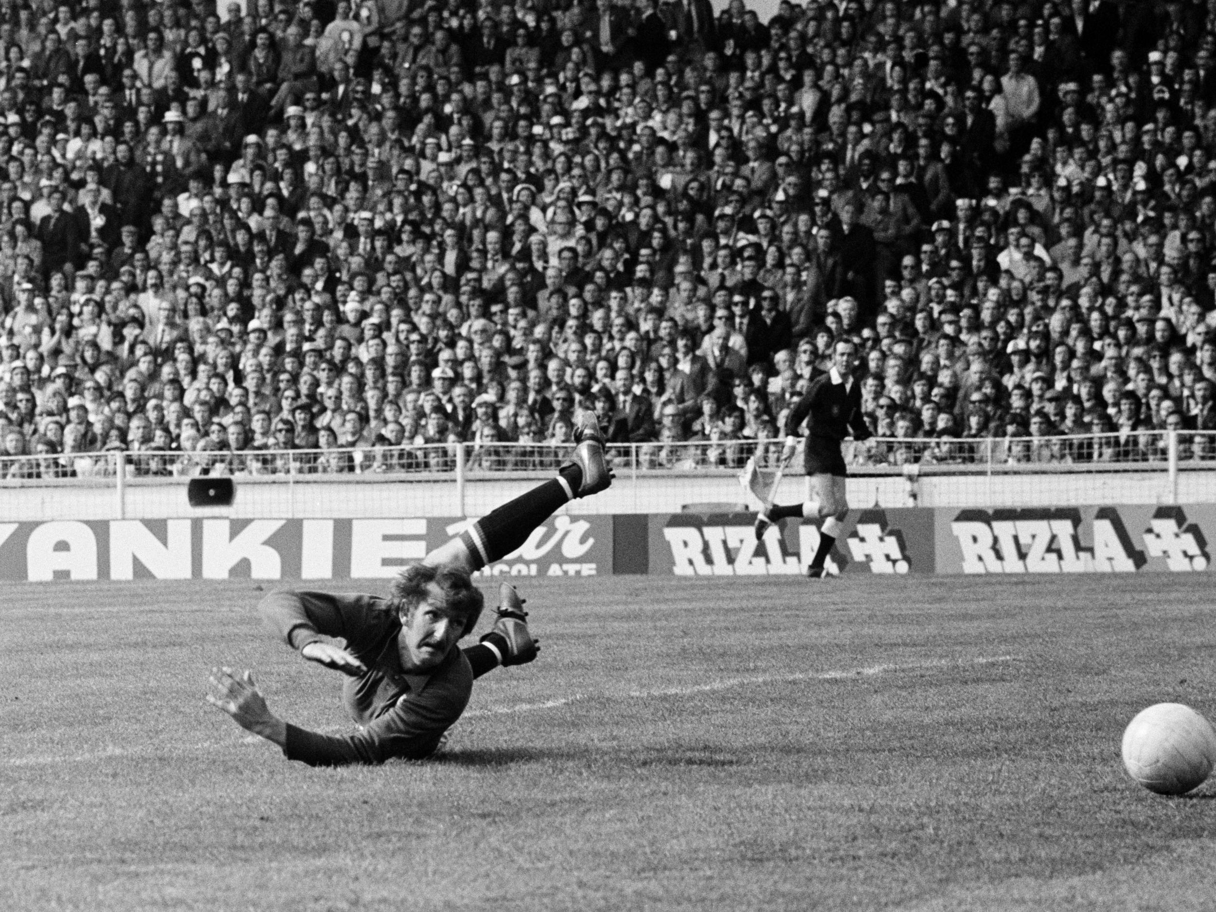 United goalkeeper Alex Stepney was beaten by a long range shot from Stokes