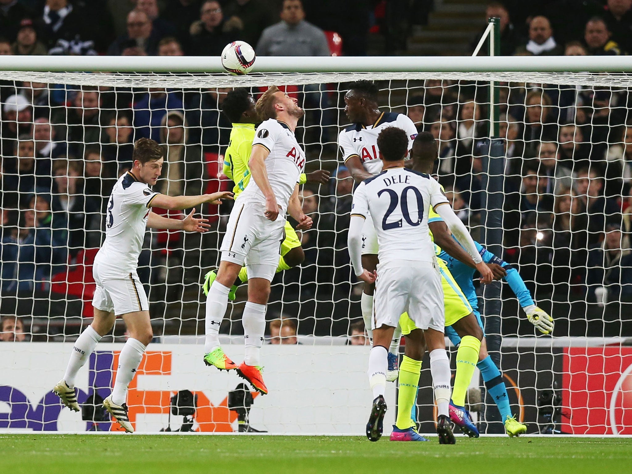 Tottenham bid to defend a Gent corner-kick