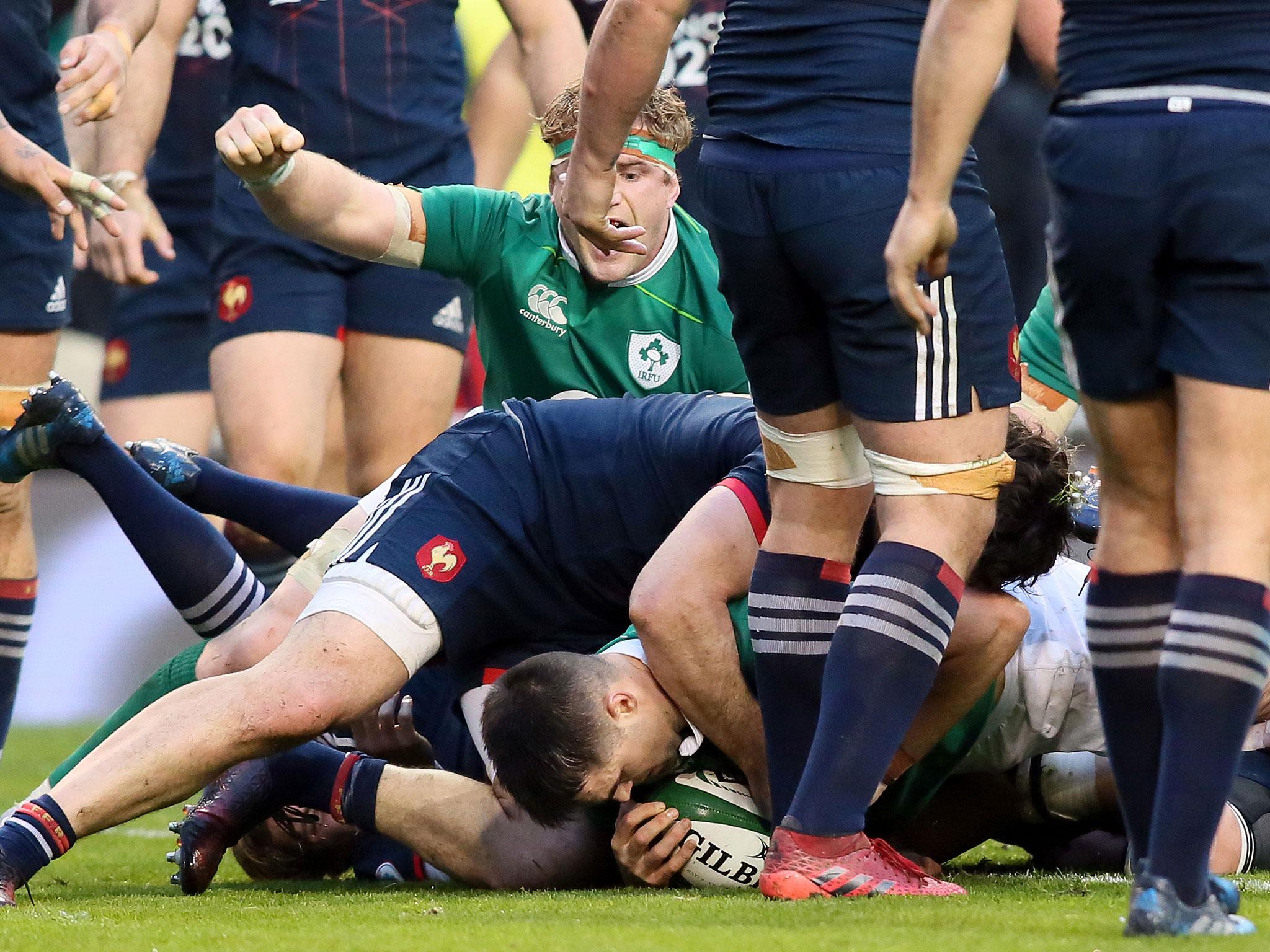 Conor Murray scores Ireland's first try against France