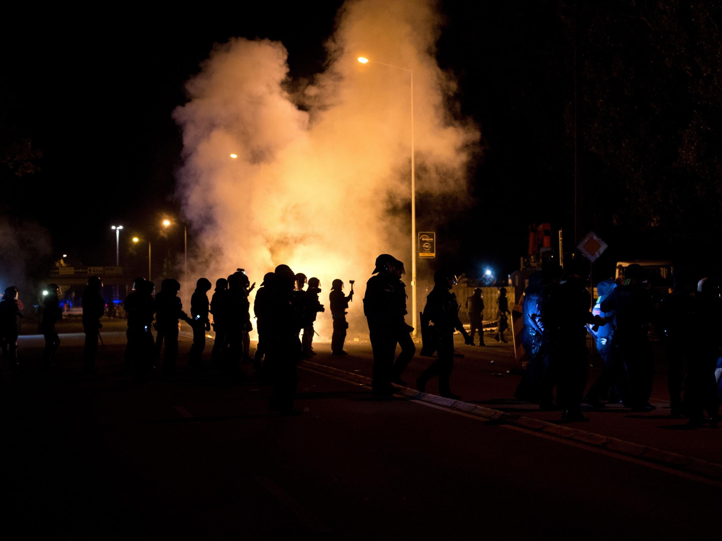 Police secure a centre for refugees in Heidenau from attacks by far-right opponents of asylum accommodation