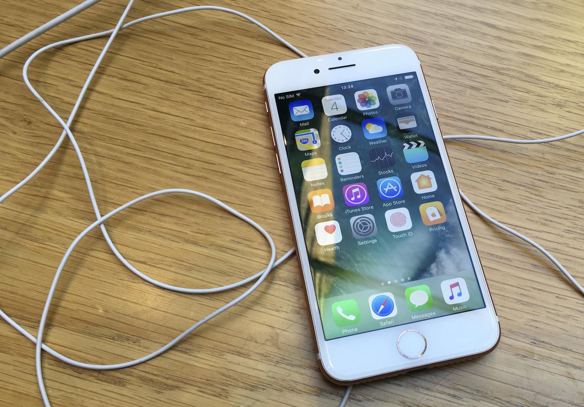 An iPhone 7 is displayed in a store in London, Britain October 4, 2016 (REUTERS/Stefan Wermuth)