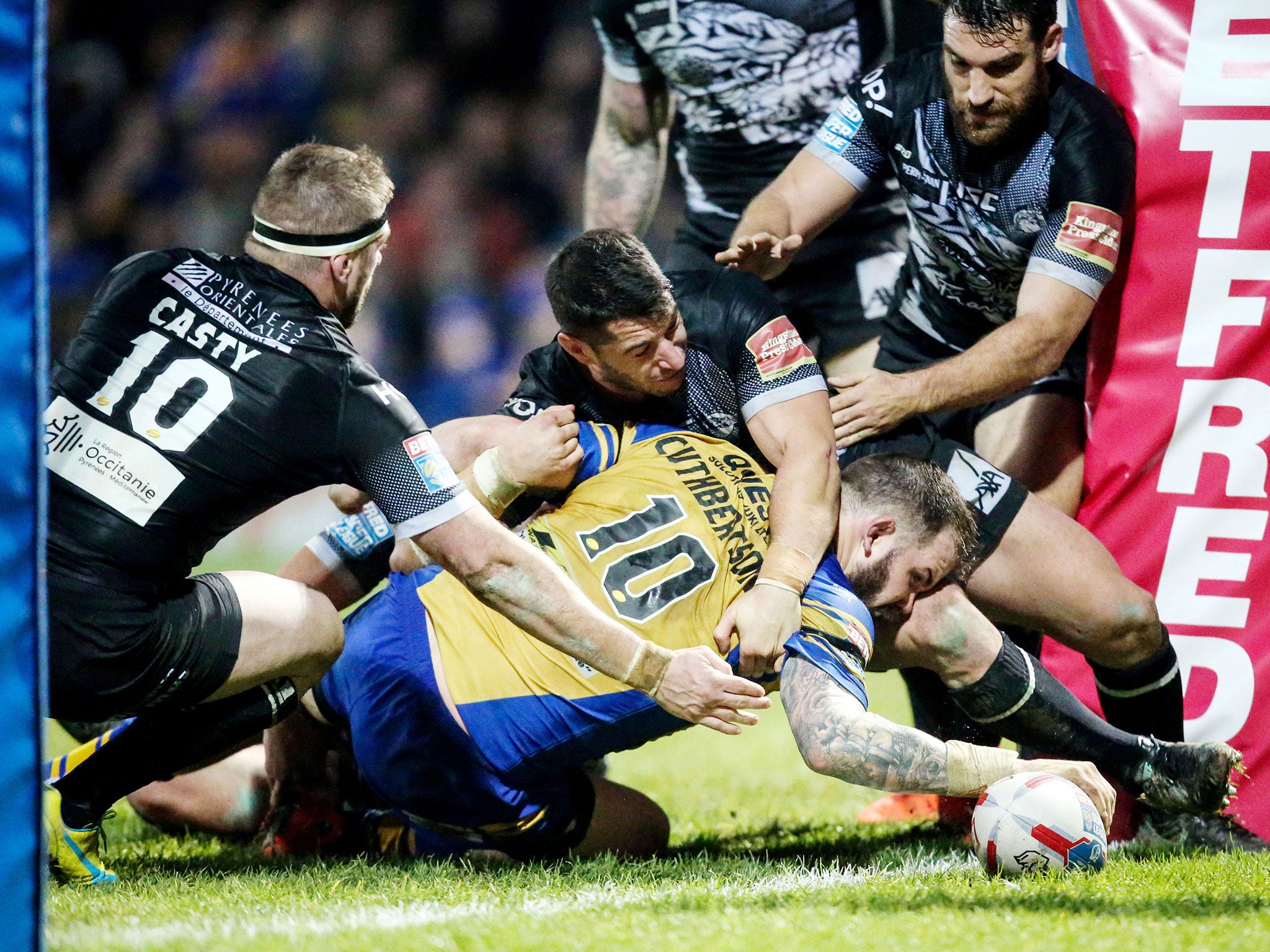 Adam Cuthbertson dots down for Leeds