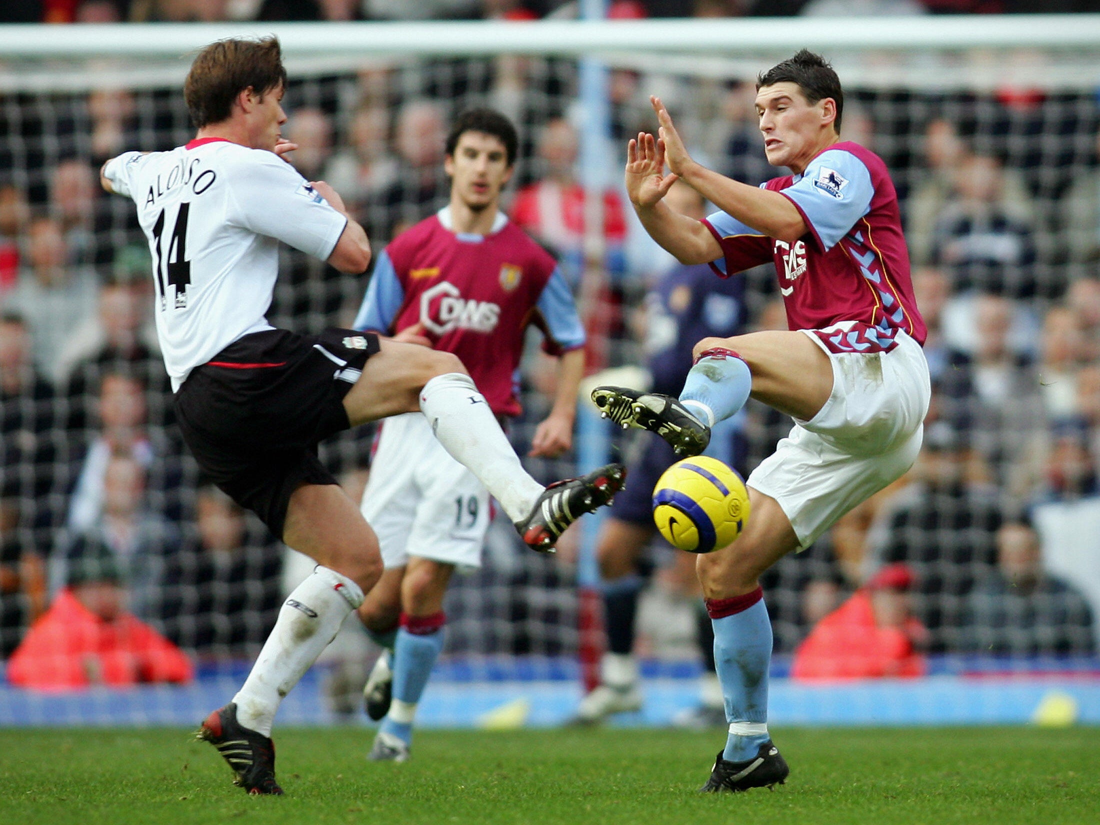 Benitez wanted to replace Alonso with Gareth Barry