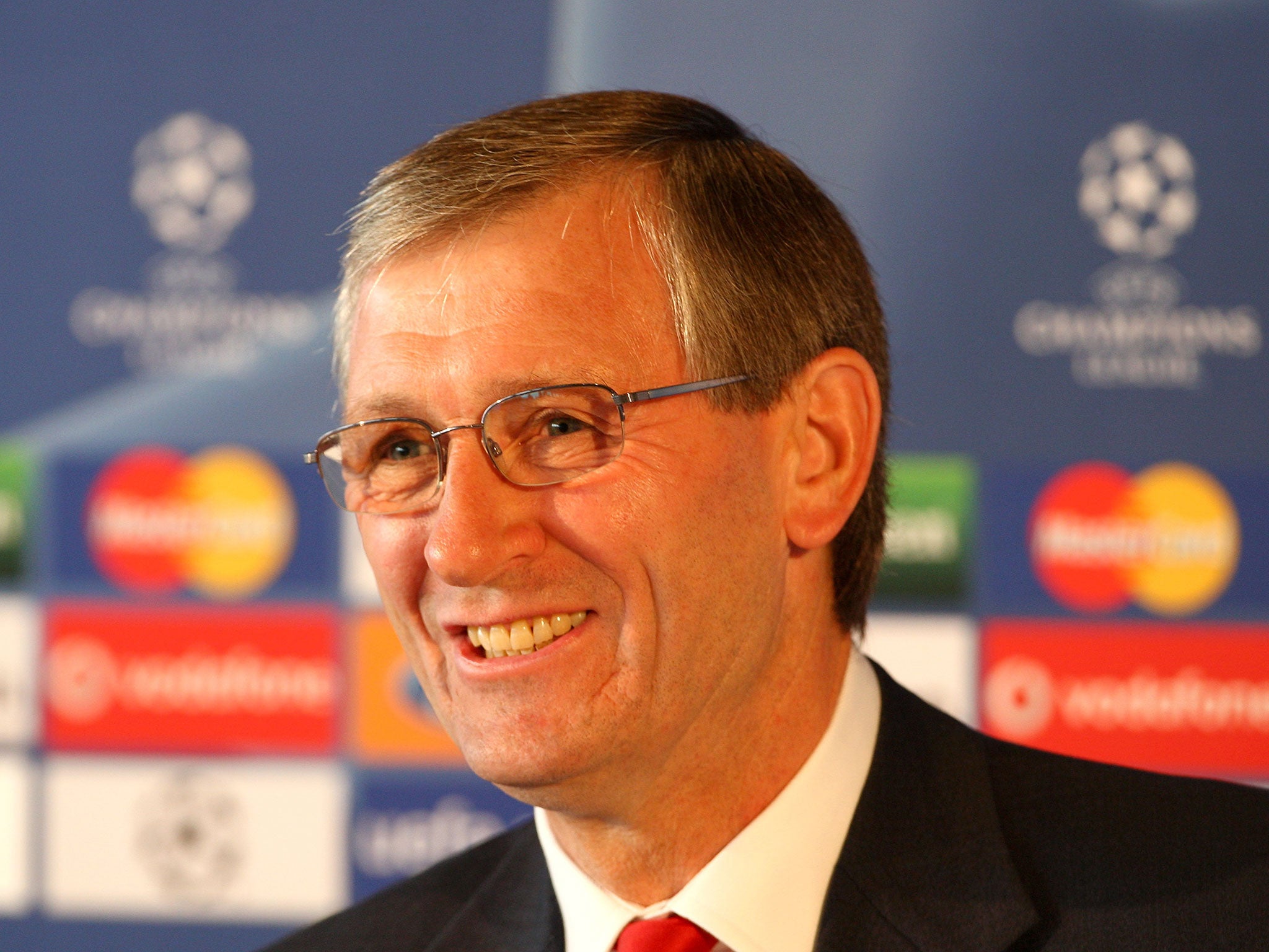 Bruce Rioch believes Arsene Wenger should be allowed to decide when he leaves Arsenal