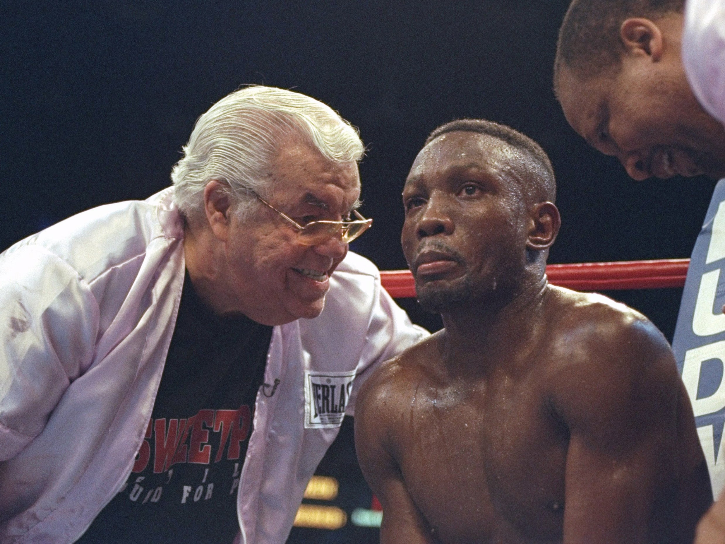 Lou Duva talks to Pernell Whitaker during his fight with Oscar De La Hoya