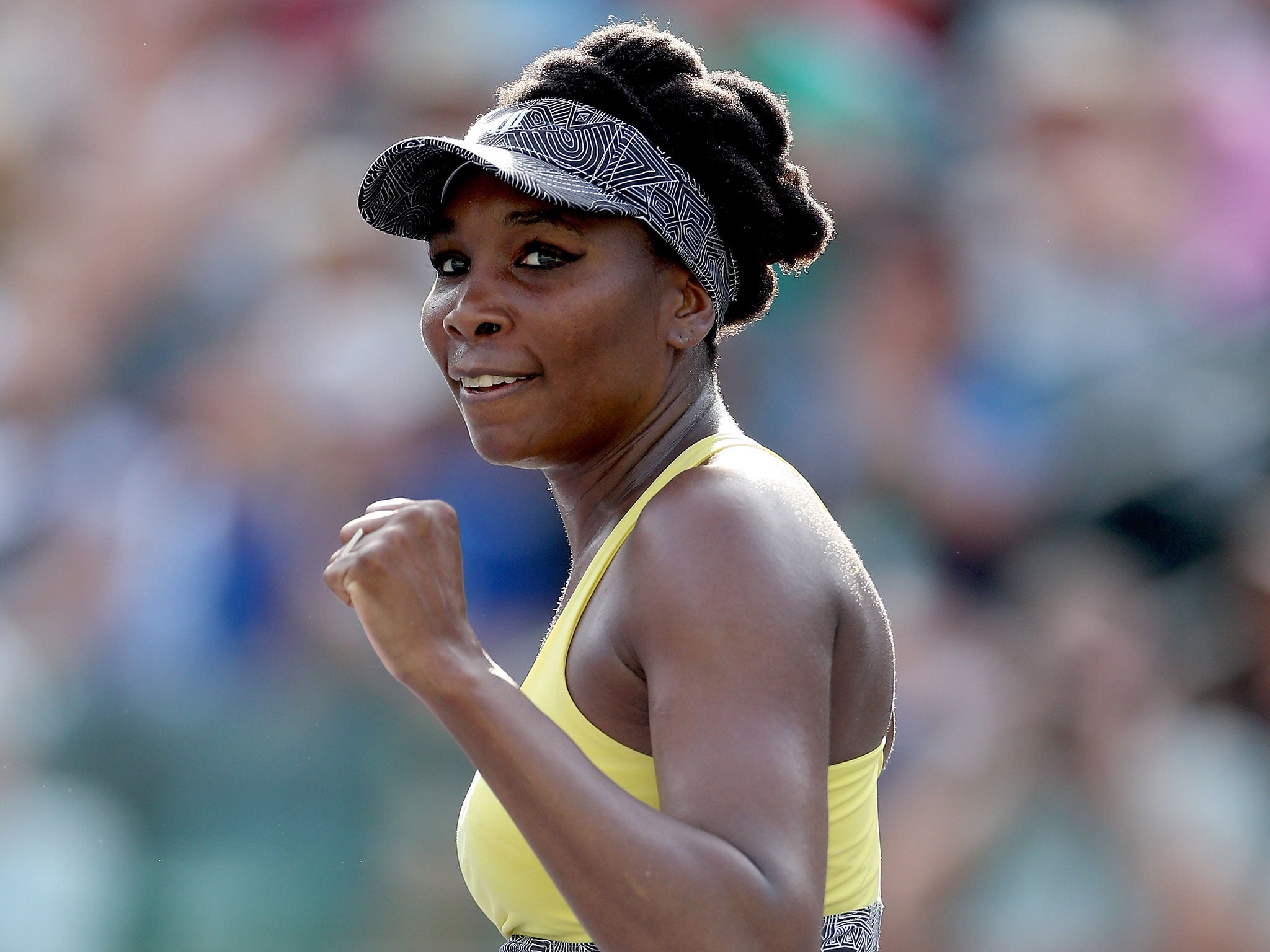 Venus Williams had to fight from behind to beat Shuai Peng