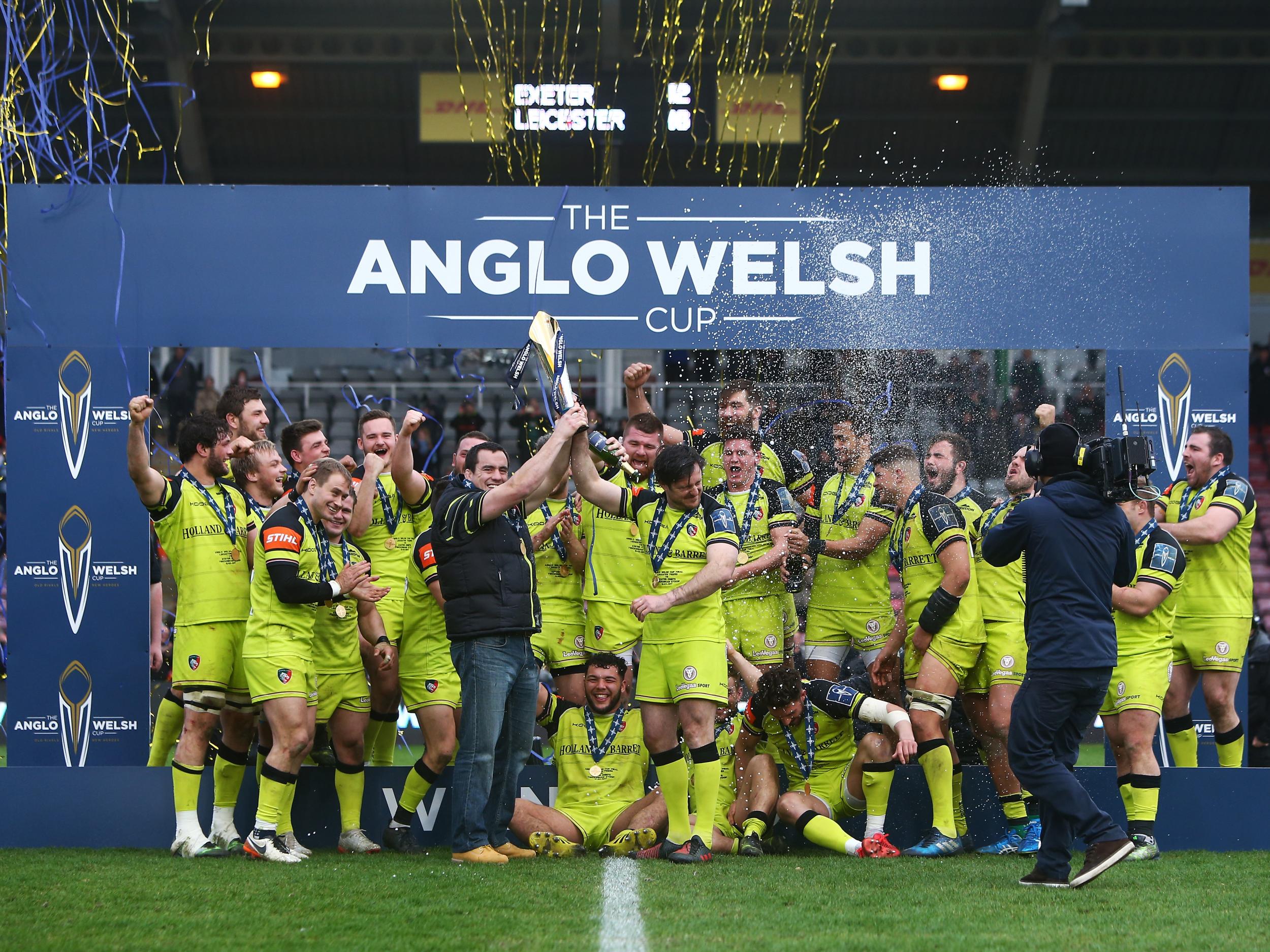 Leicester's squad celebrate their victory at the Stoop