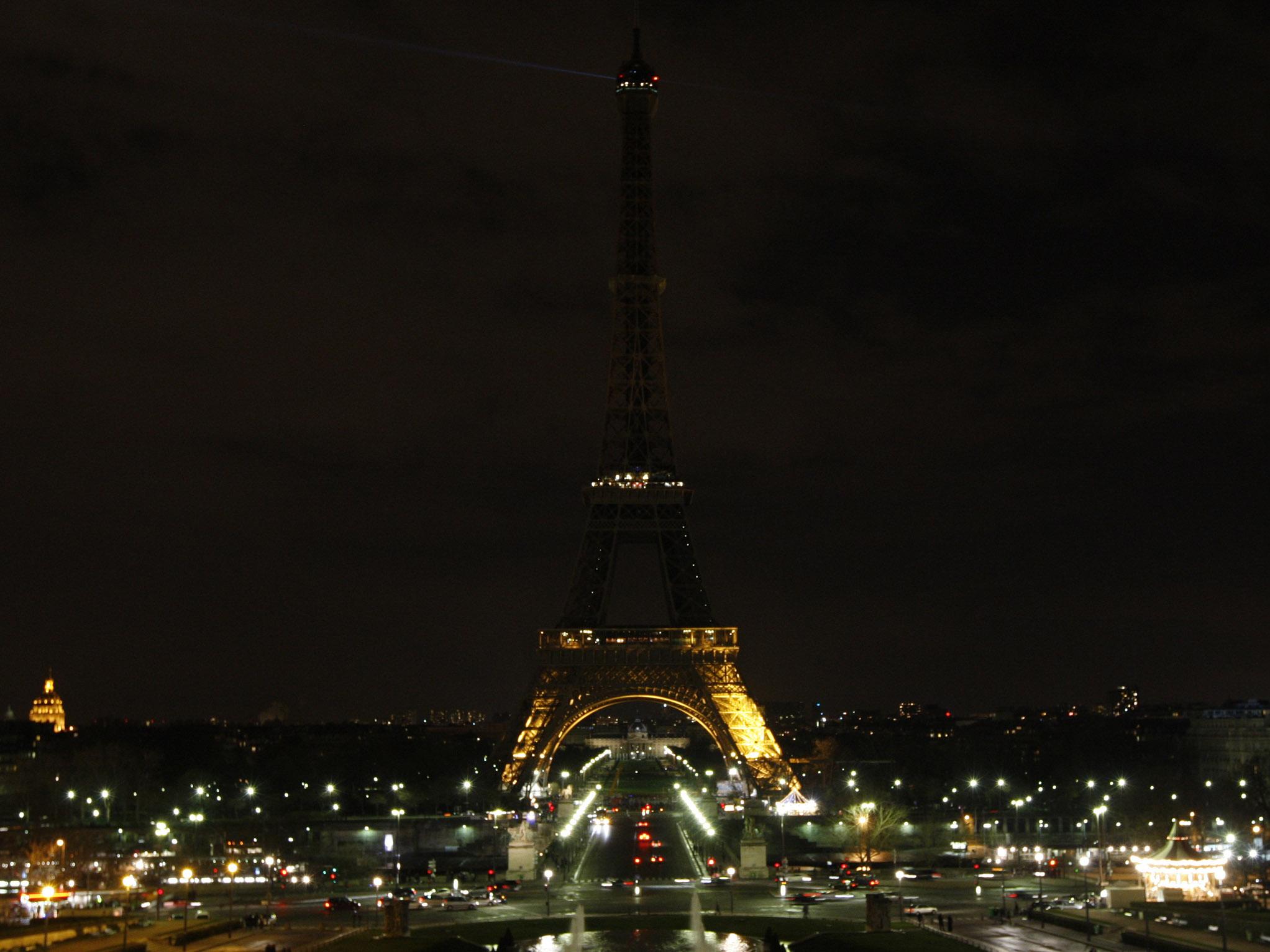 The iconic Paris landmark turns off its lights in tribute to those killed in the Westminster terror attack in London