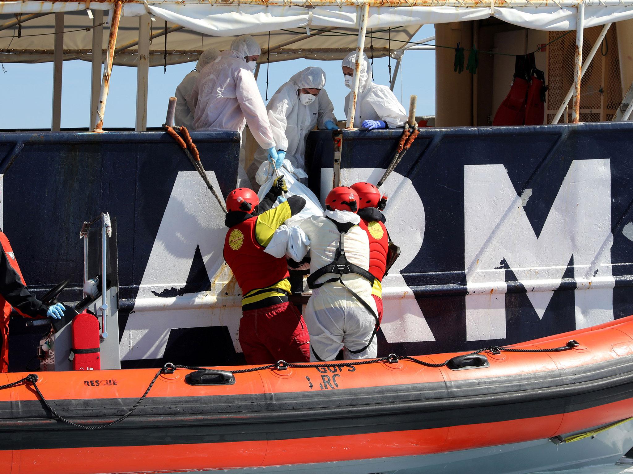 Lifeguards from Proactiva Open Arms lift a body into Golfo Azzurro