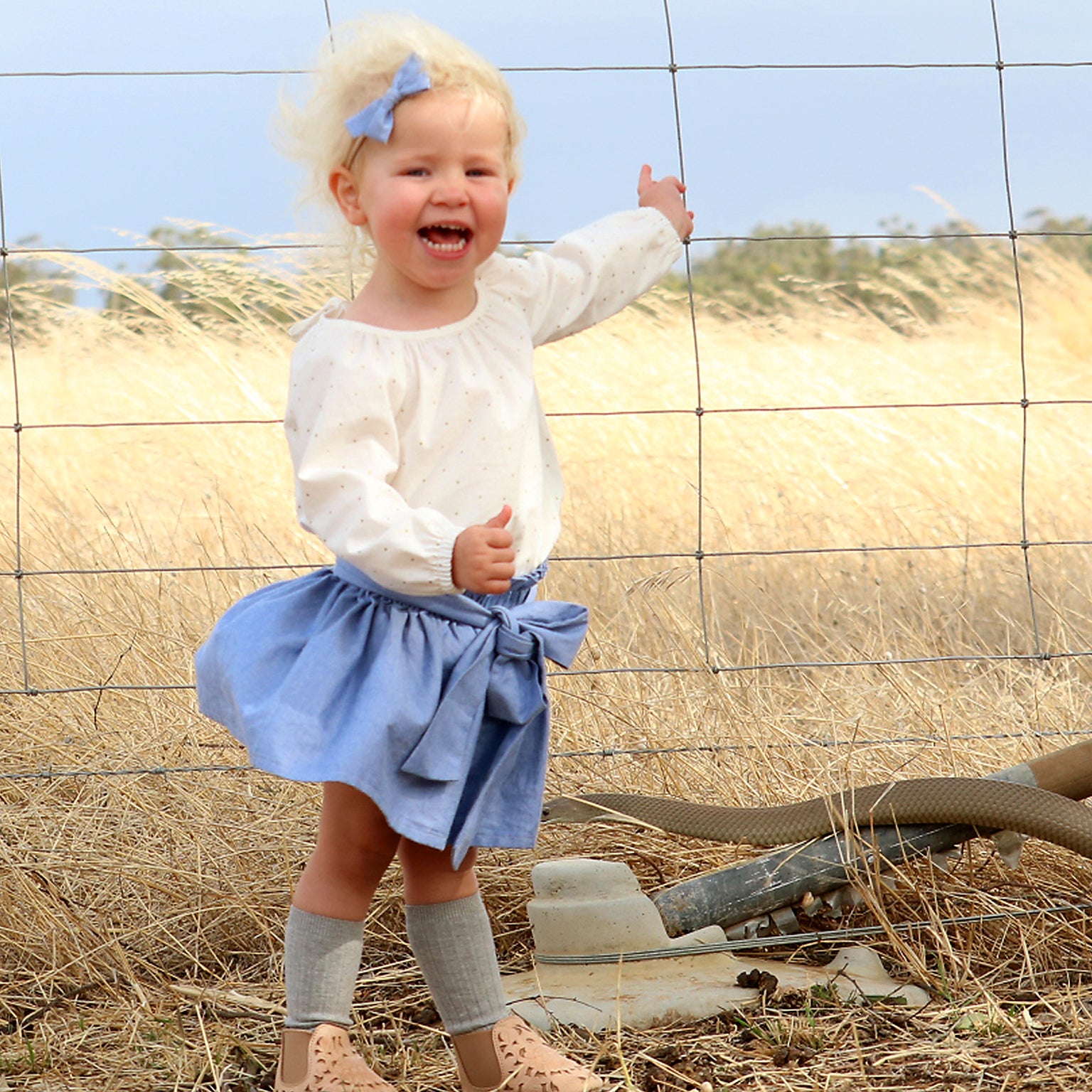 Mother captures photo of her two-year-old daughter smiling next to Australias second deadliest snake