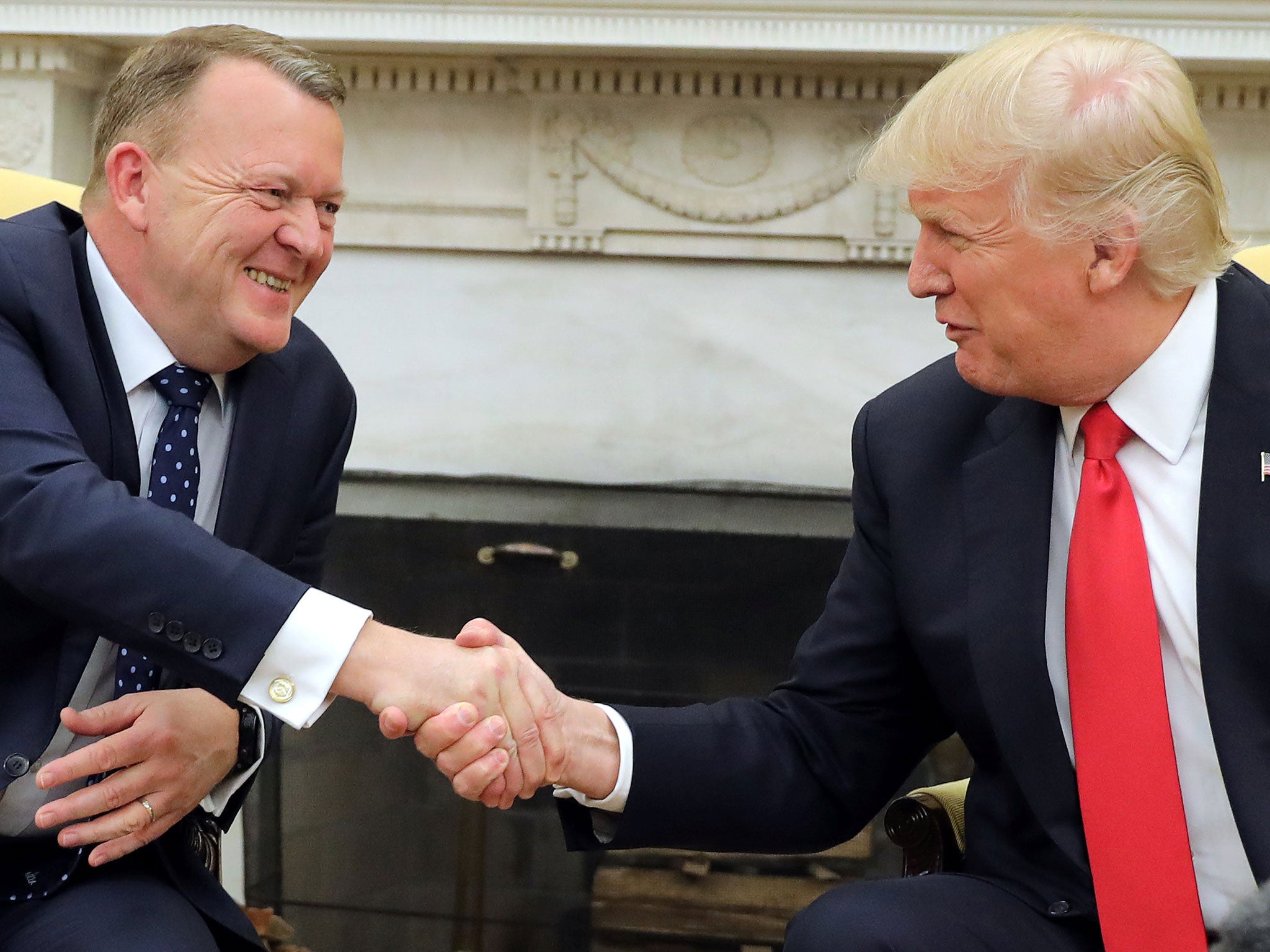 Rasmussen shakes hands with Trump at the White House