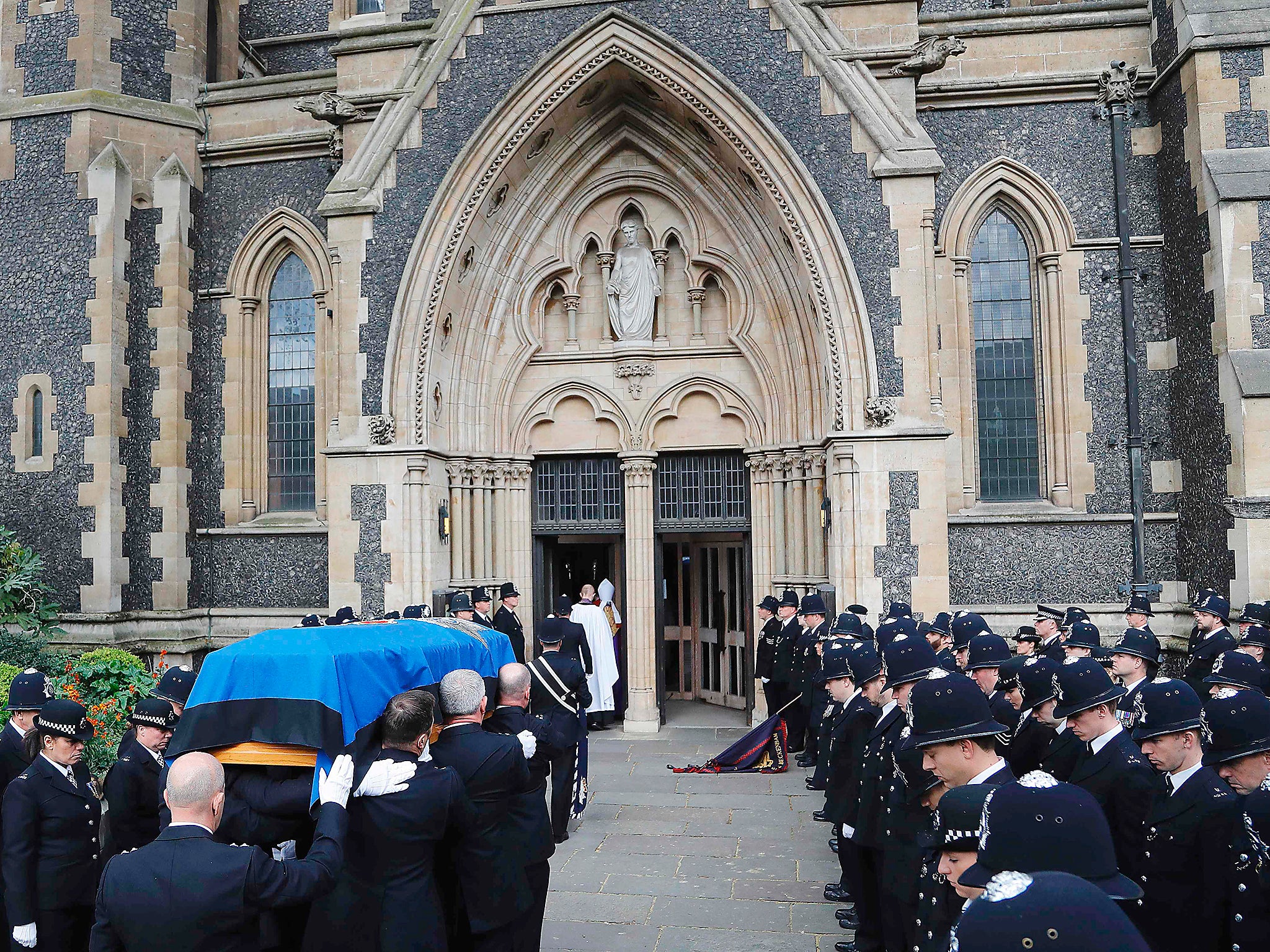 Pall bearers carry the coffin of PC Keith Palmer, in to Southwark Cathedral (Getty)