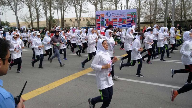 Women participating in the official 10K race on Friday April 7, 2017 (Karin Brogtrop)