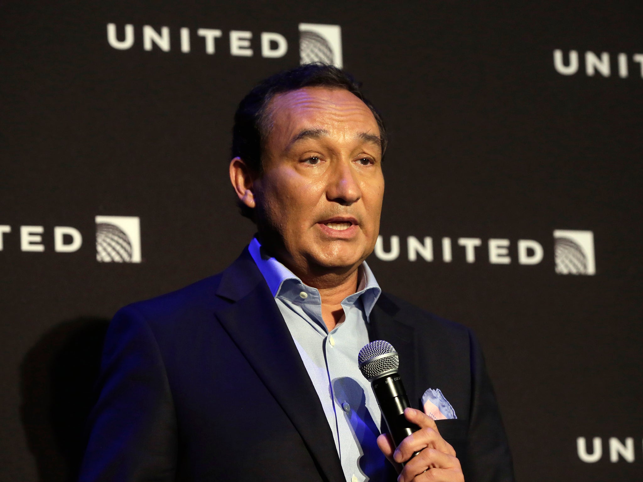 Oscar Munoz initially issued a non-apology which thanked his staff for ‘always going above and beyond’