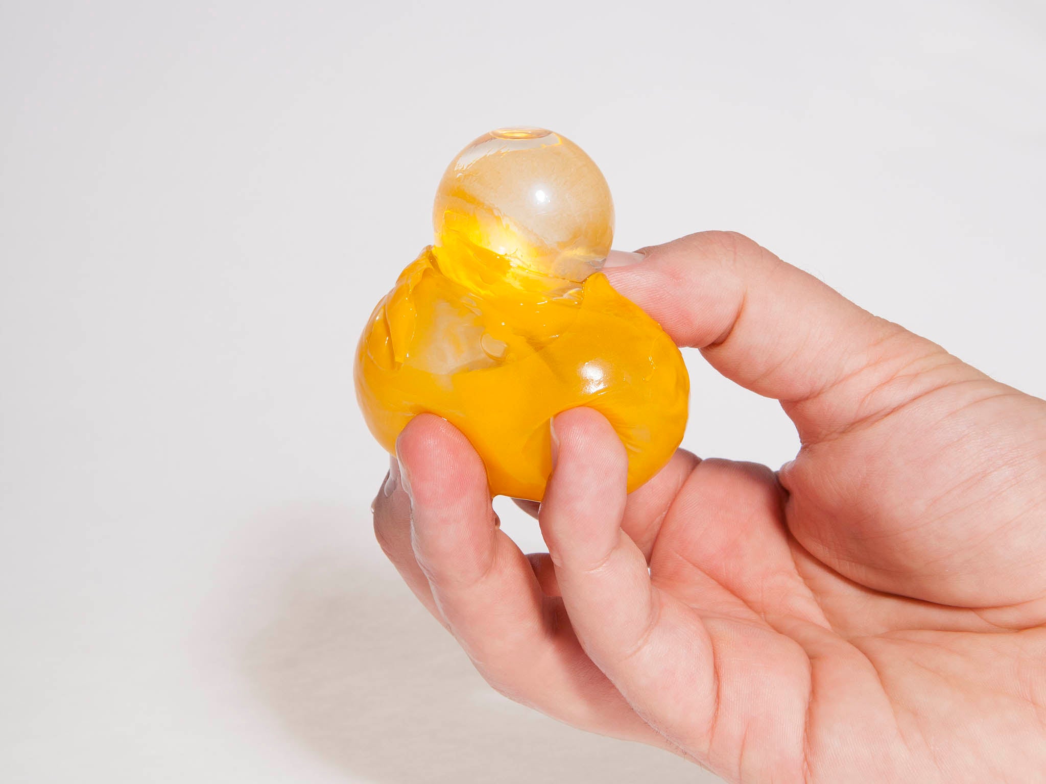 A group of three to 10 Oohos can be encapsulated in a peelable skin, just like an orange. The material is transparent but can be coloured to differentiate the peel from the core (Skipping Rocks Lab)