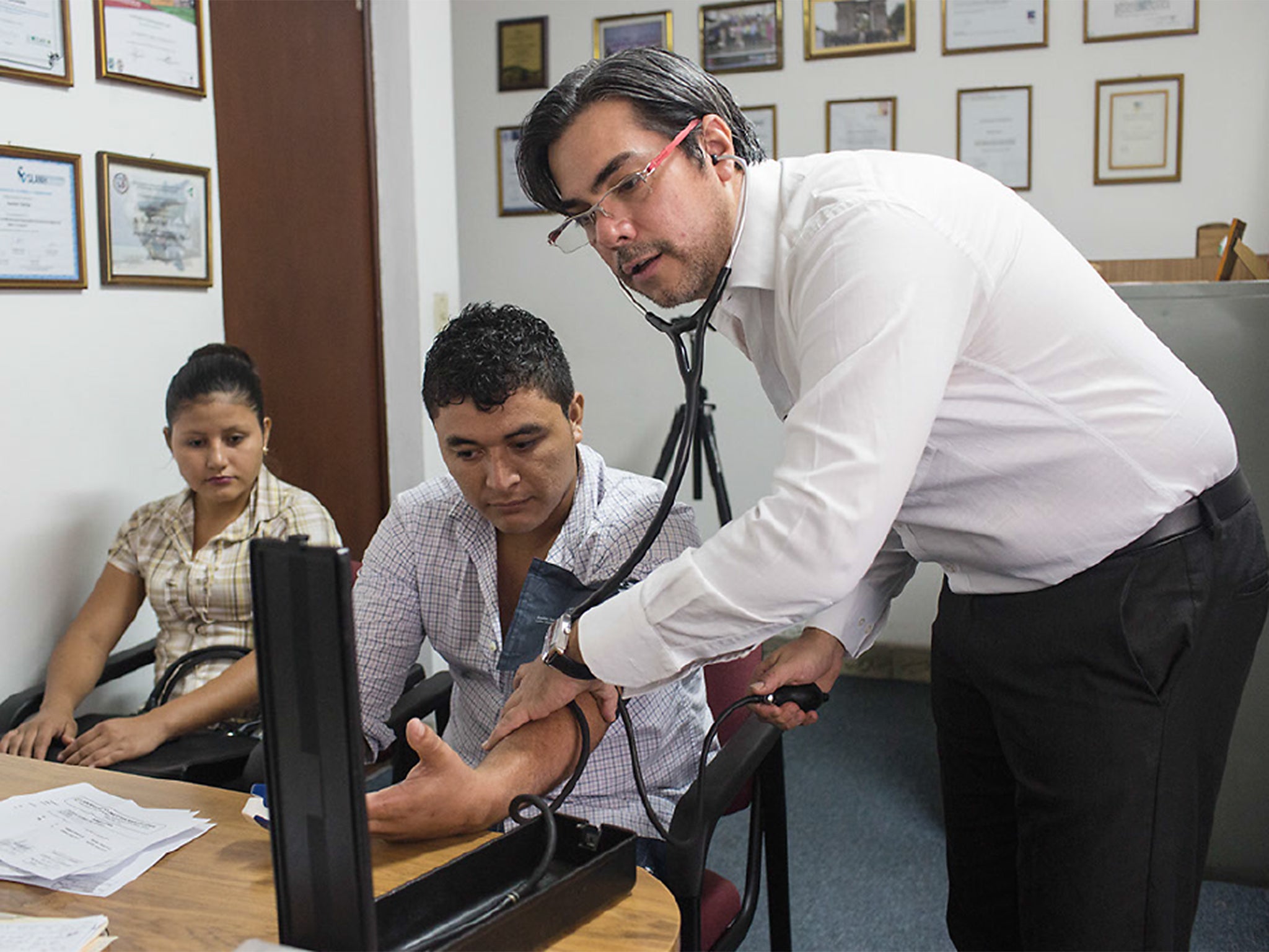 &#13;
Garcia-Trabanino (right) attends to a patient in San Salvador (© Brett Gundlock/Boreal Collective/Mosaic)&#13;