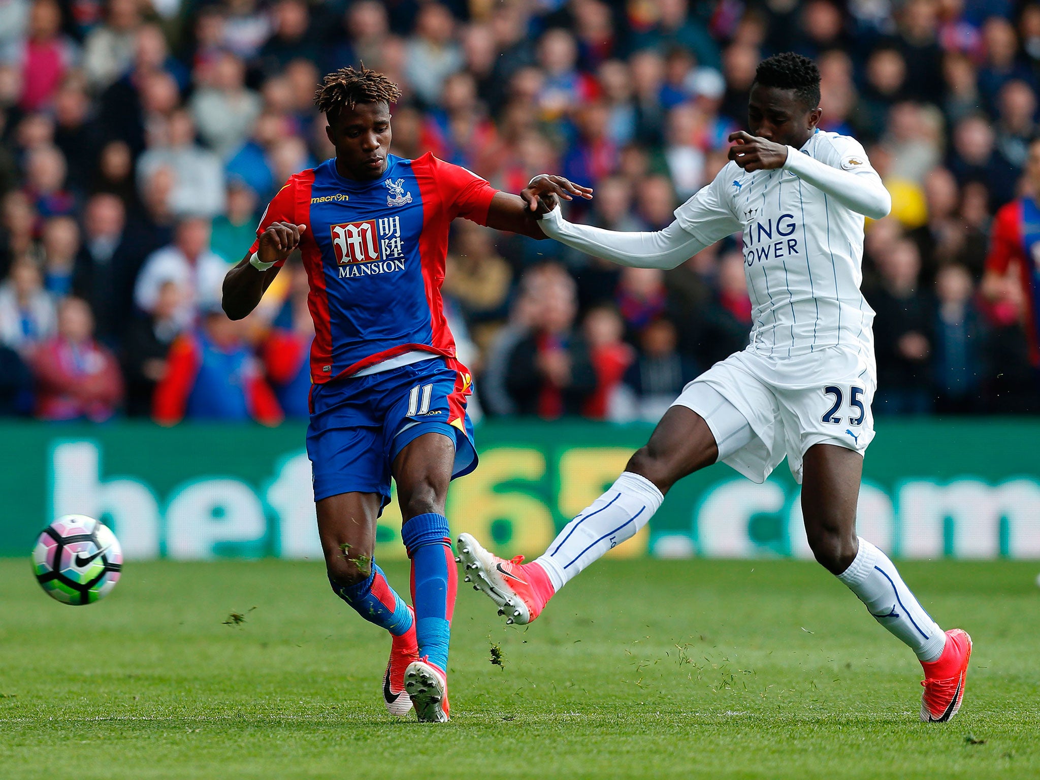 Wilfried Zaha vies with Wilfred Ndidi for possession