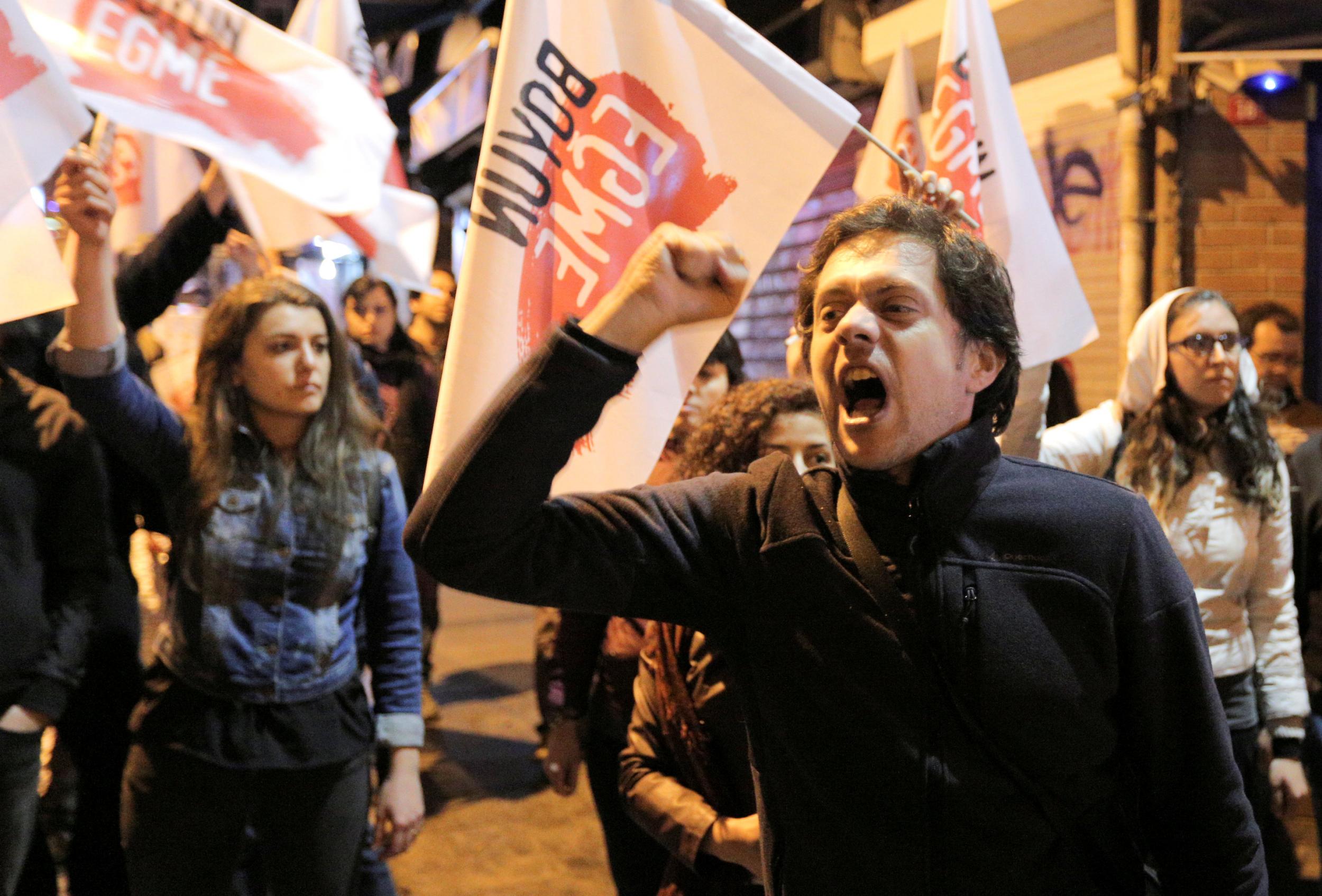 Protests against the results of the referendum in Istanbul, which voted "No"