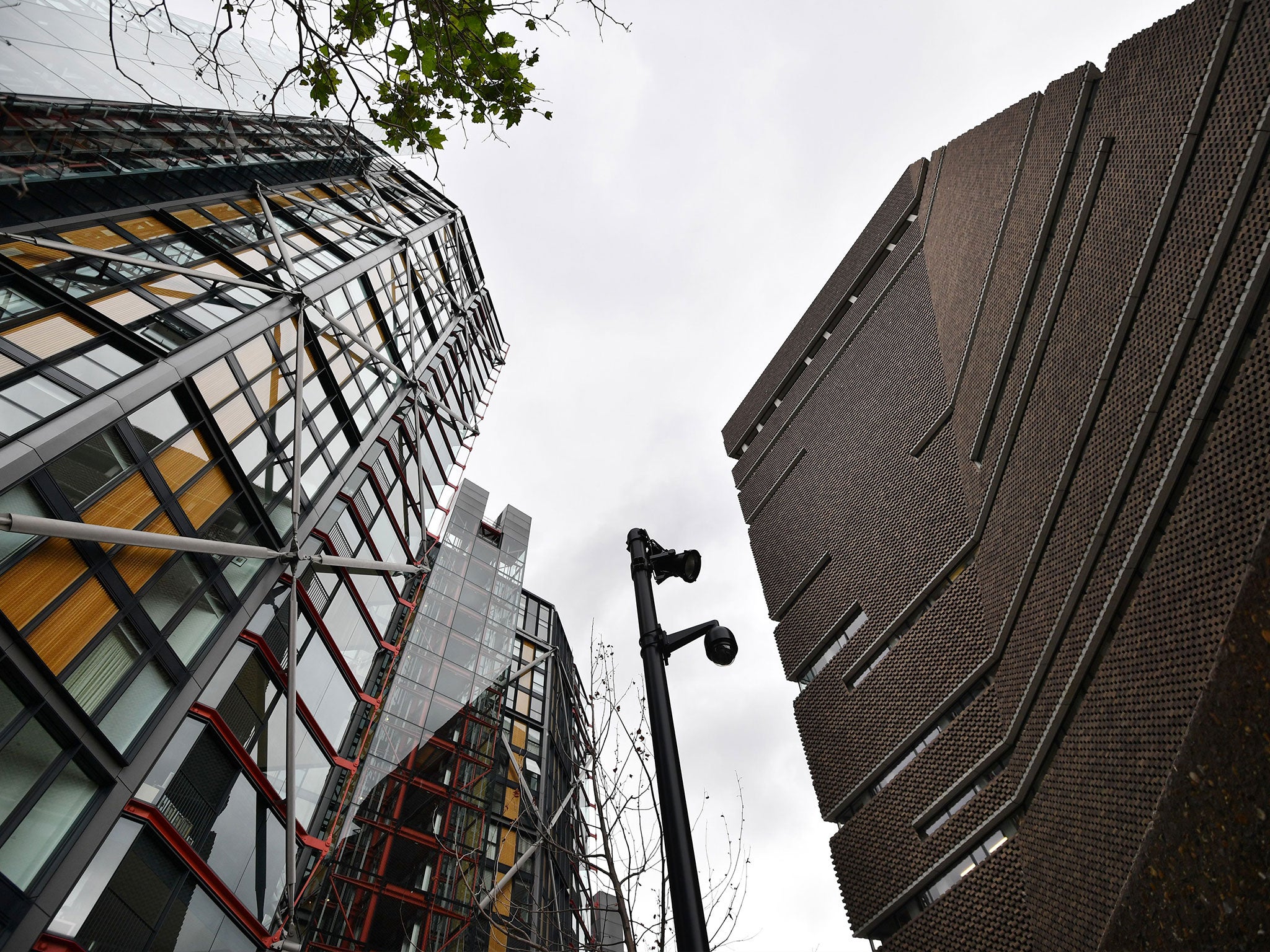 The viewing gallery in London's Tate Modern extension has awakened the voyeuristic instincts of visitors, who crowd the outdoor space to see the glass-walled riverside flats